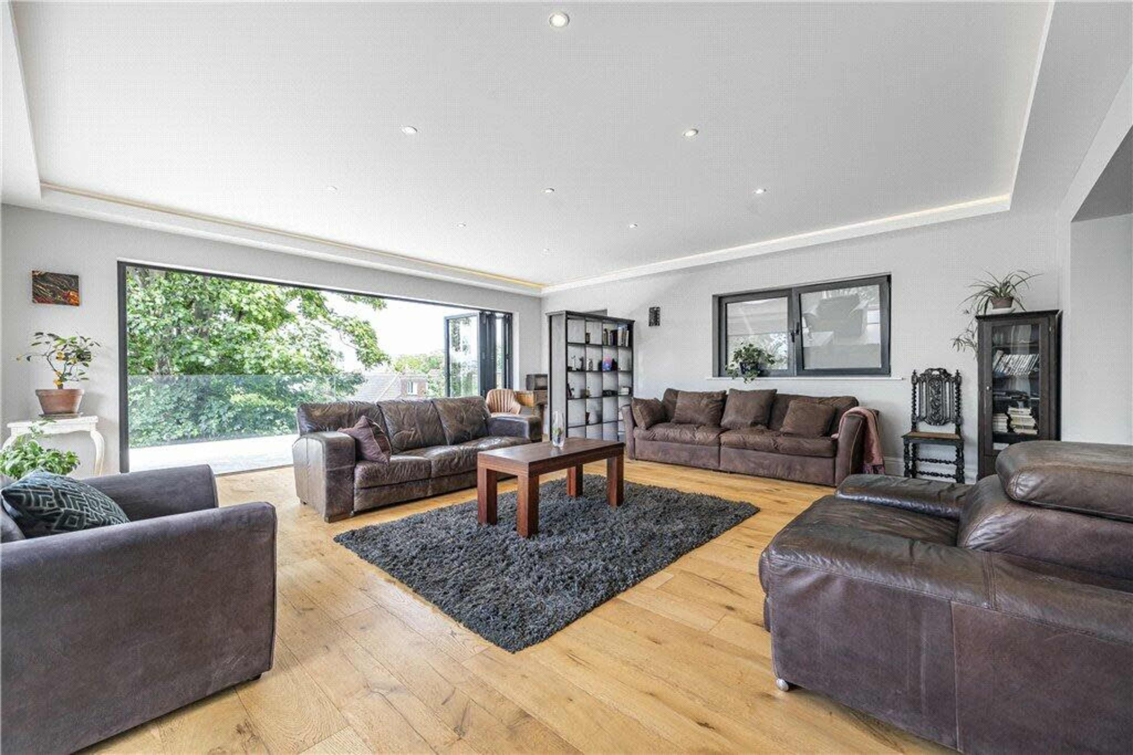 London villa with garden and skyline views, hot tub and sauna Image in Belvedere, London, ENG