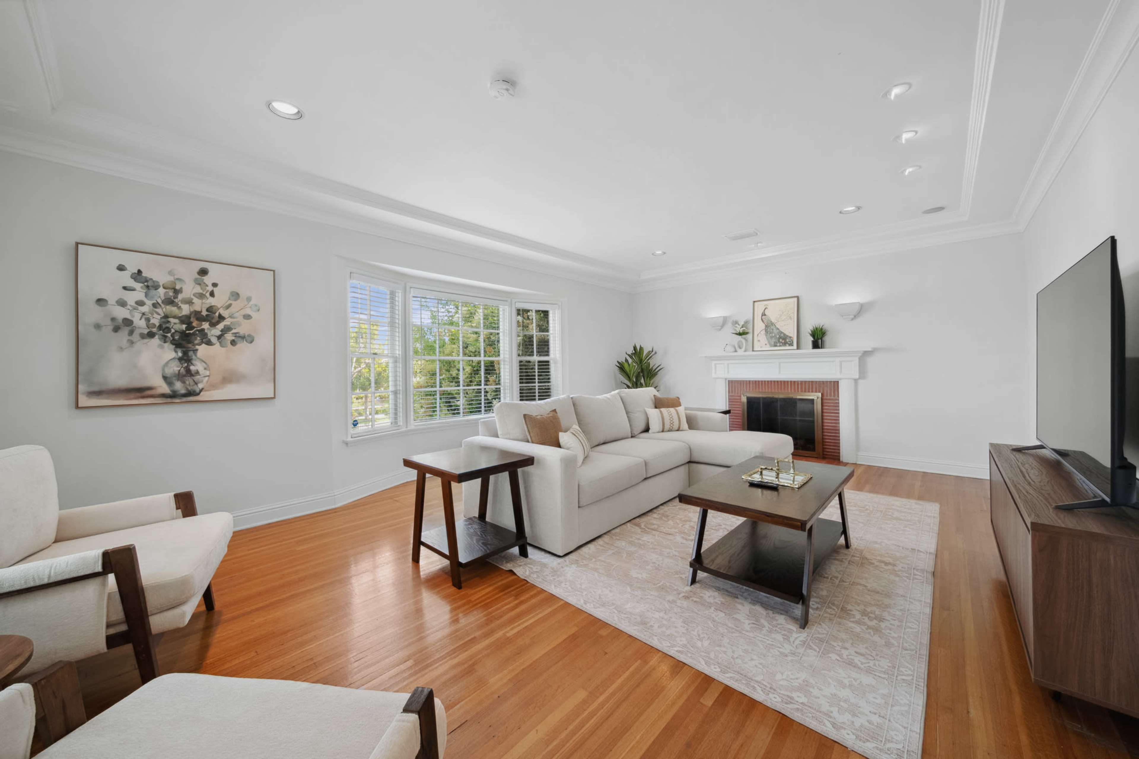 Aesthetic 4BR Home Minutes from UCLA Campus Image in Westwood, Los Angeles, CA