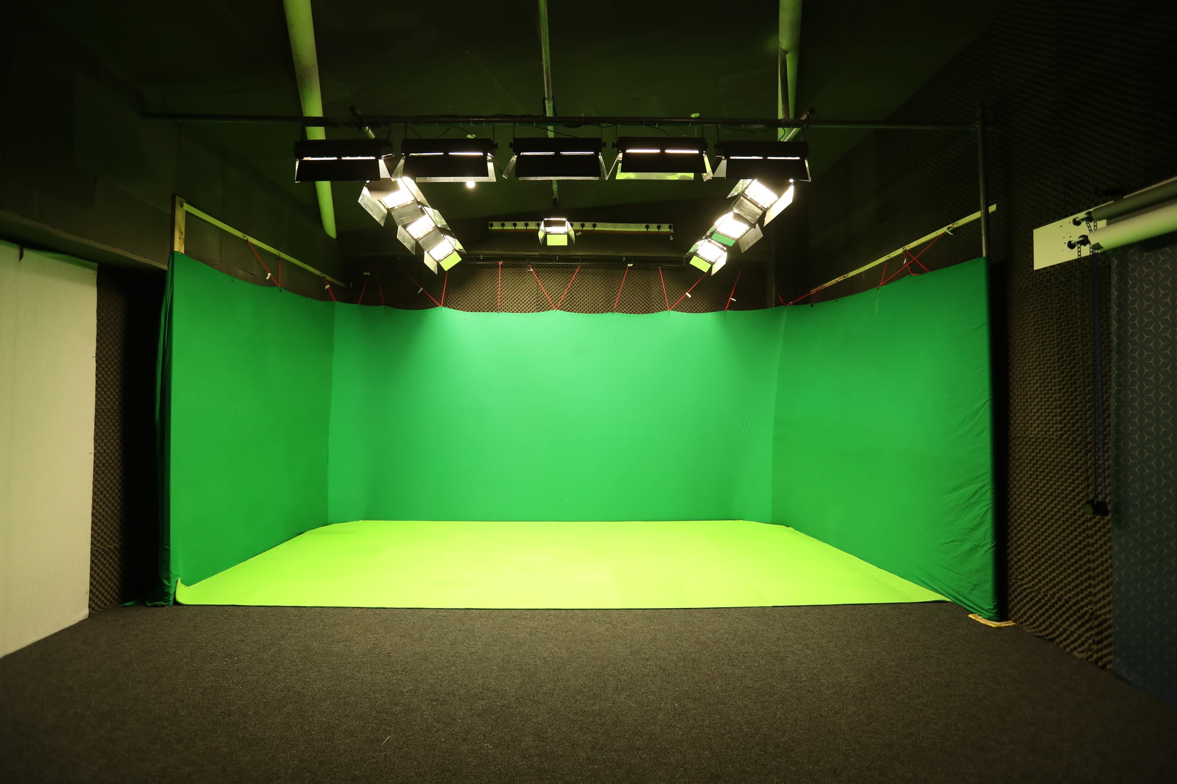 High Ceiling Studio Chroma Eetup With Office and Toilet Facilities Image in Southall, Southall, ENG