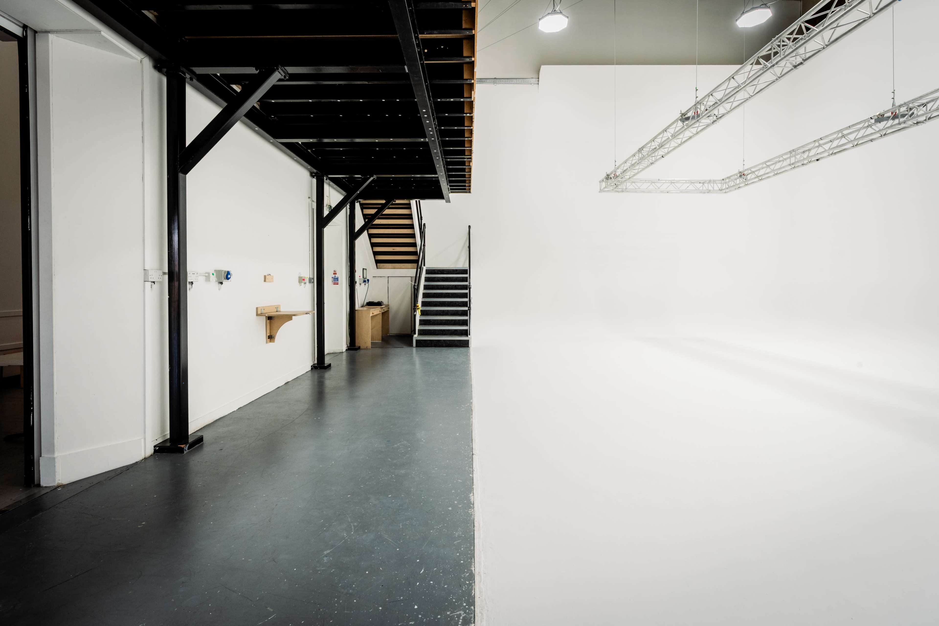 Large White Infinity Cove Studio | Greenwich Image in Greenwich Peninsula, London, ENG