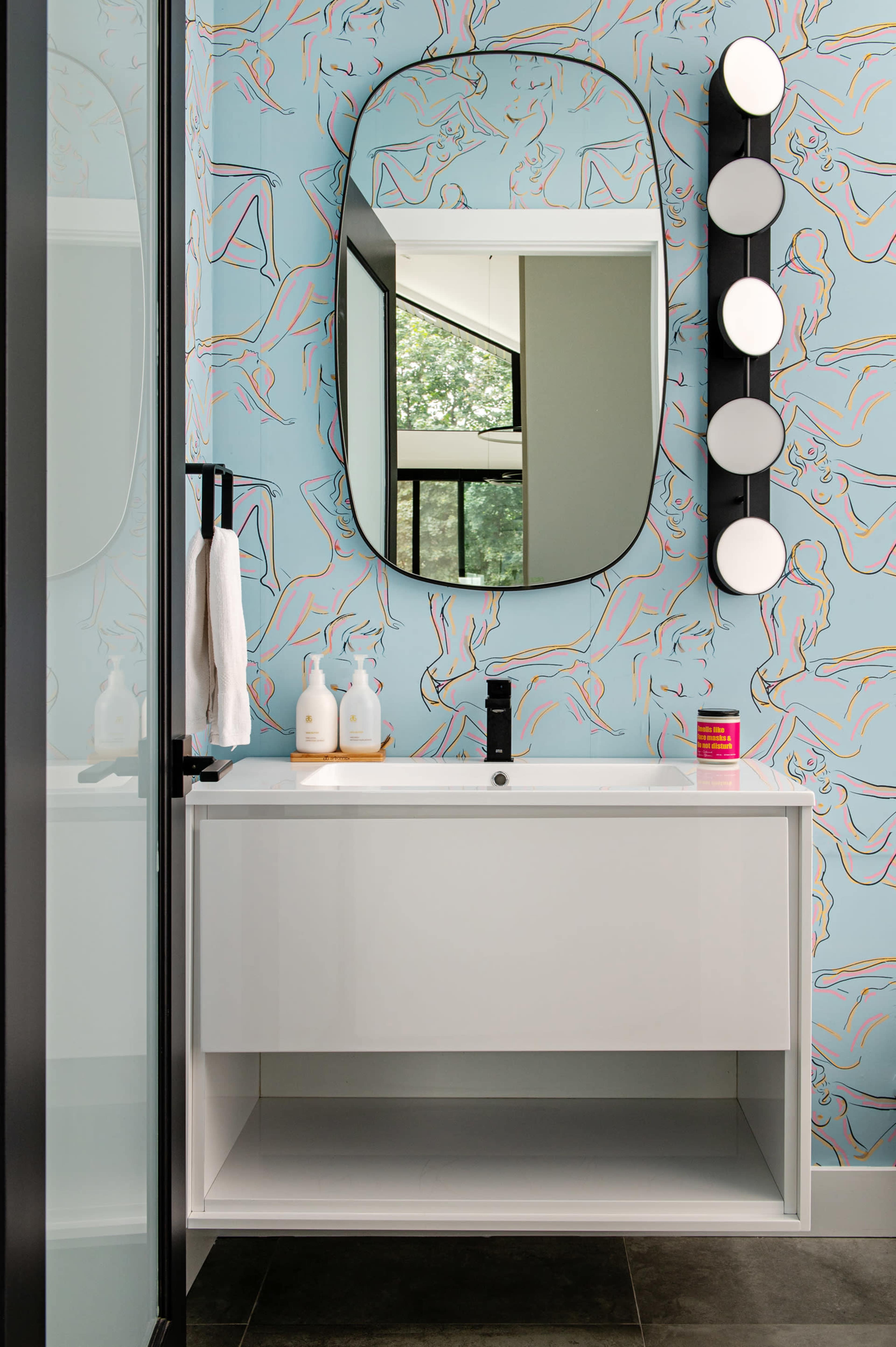 Bright and Beautiful Main Street Studio Image in Whitchurch-Stouffville, Stouffville, ON