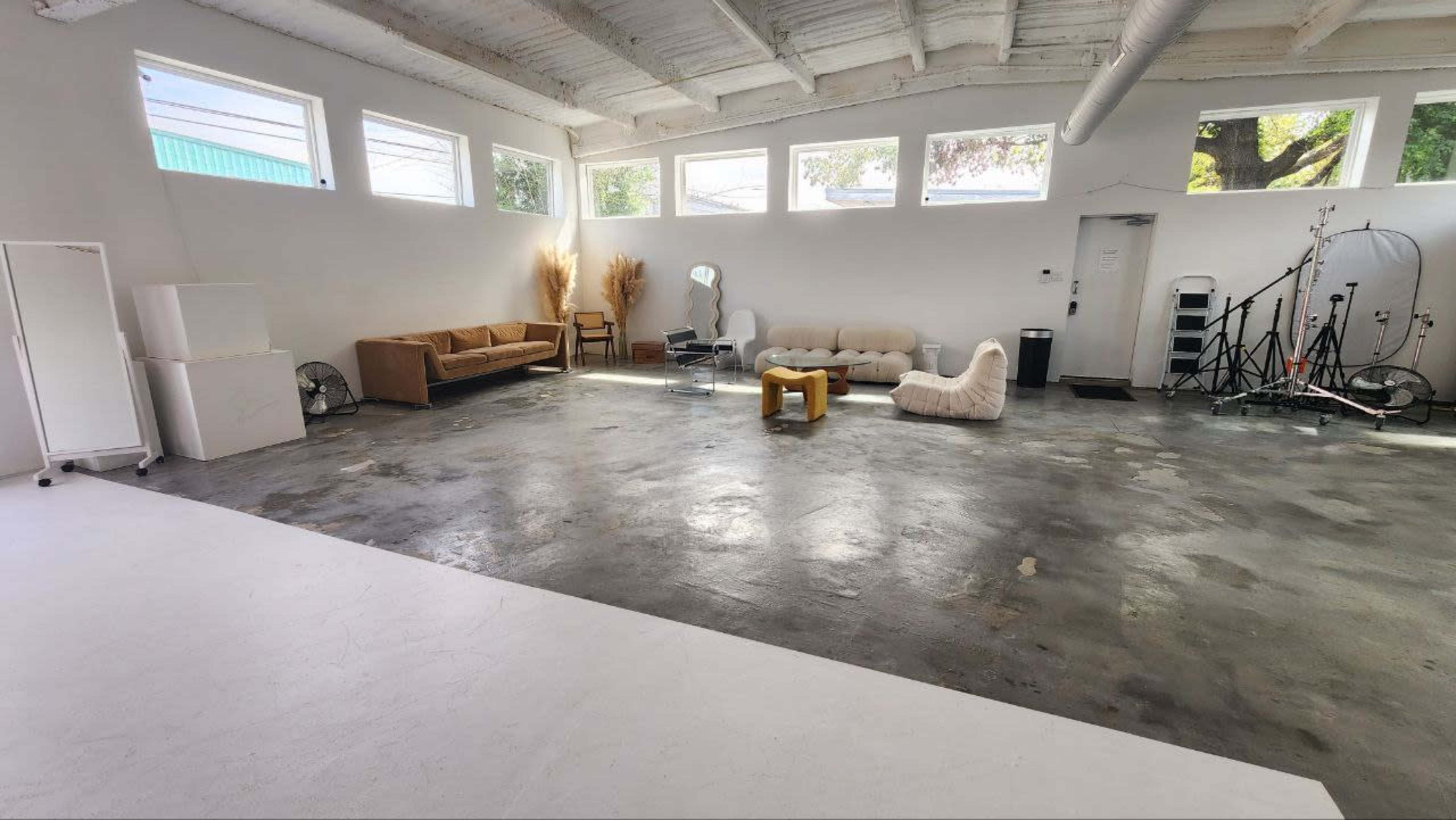 Industrial Garage Natural Light Studio Downtown Image in Greater Eastwood, Houston, TX