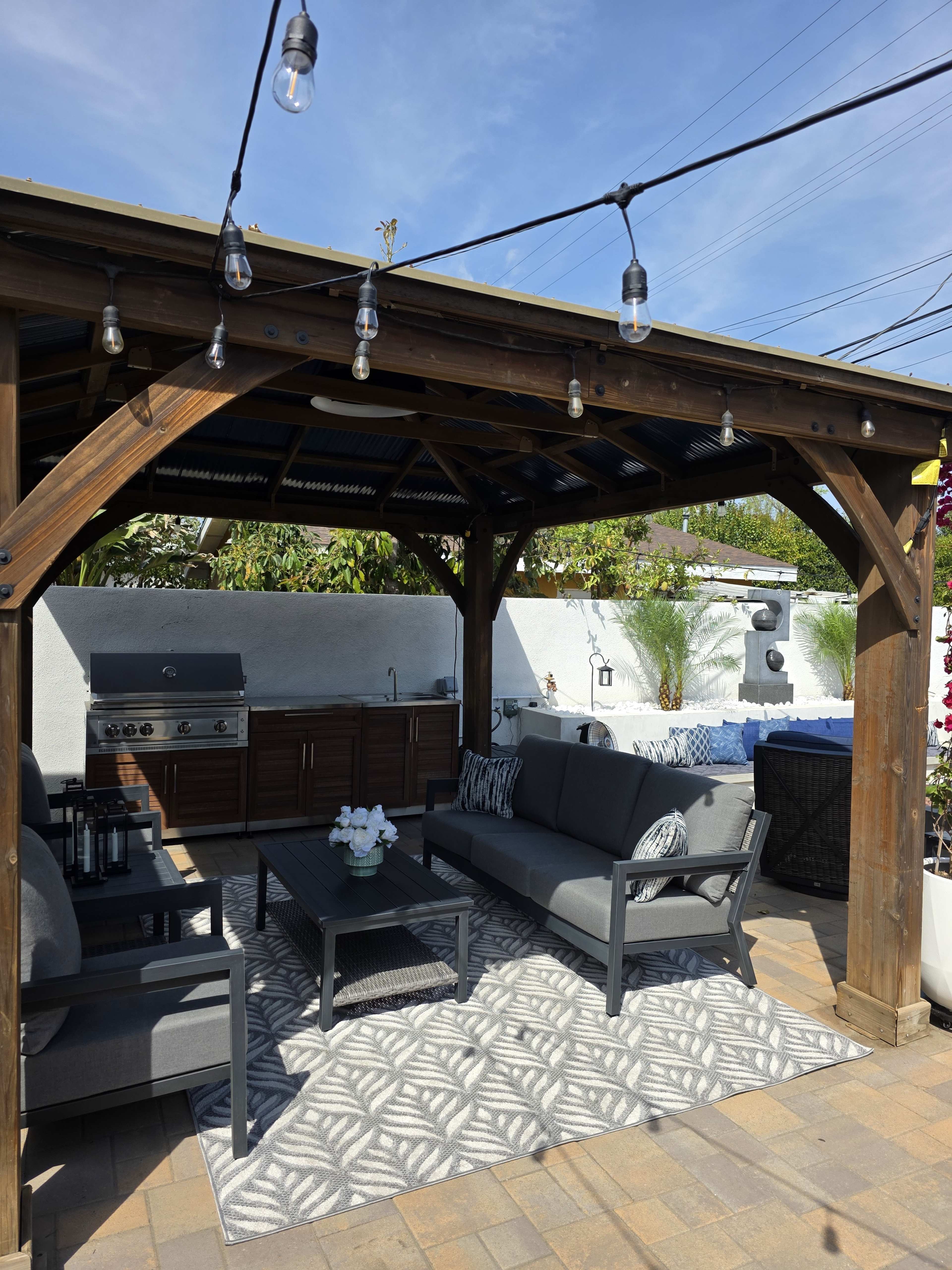 Gorgeous modern spacious backyard Image in Encino, Encino, CA