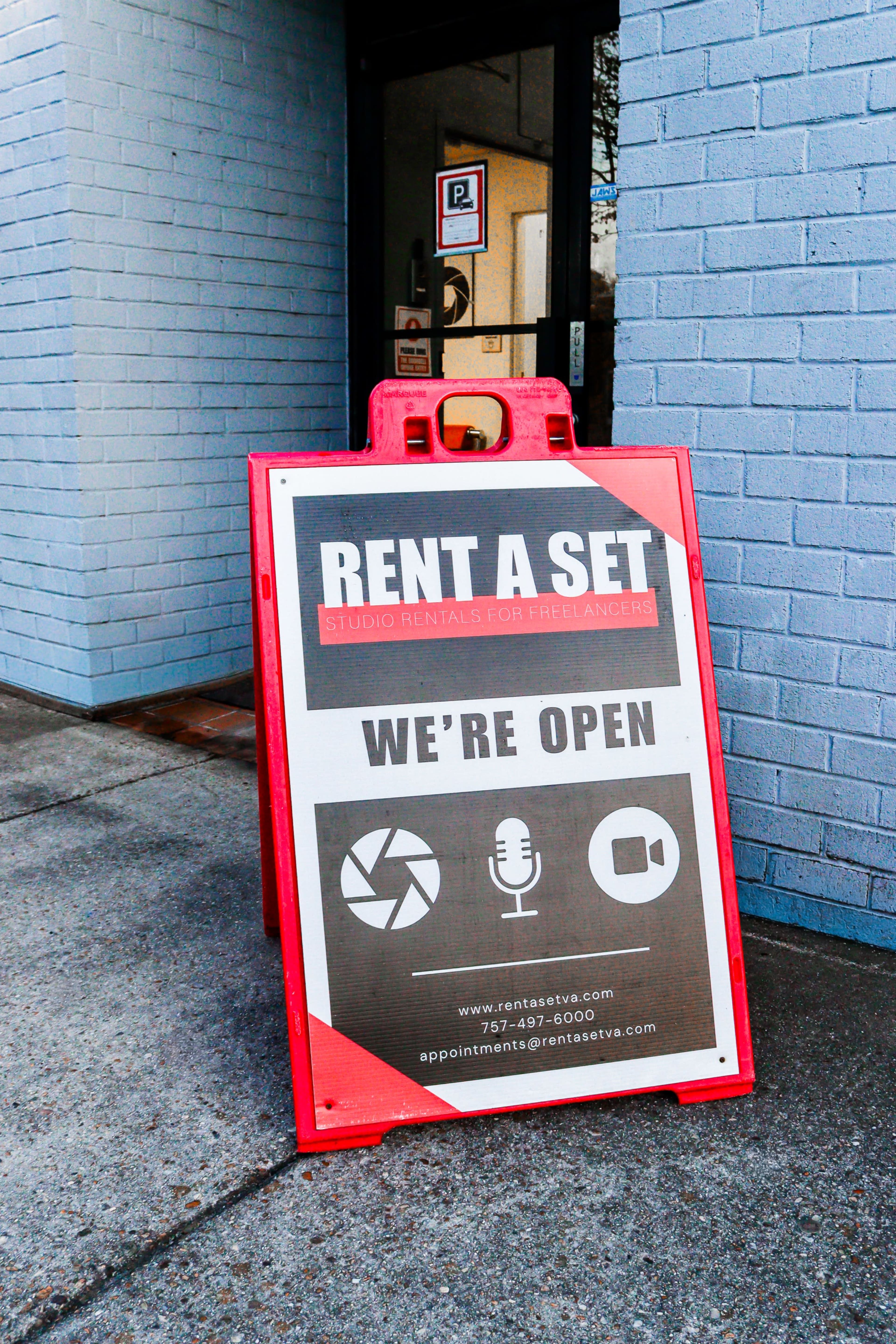 Capture Your Vision: Exclusive Norfolk, Virginia Community Shooting Bays - Perfect for Novice Photographers Image in Norfolk, Norfolk, VA