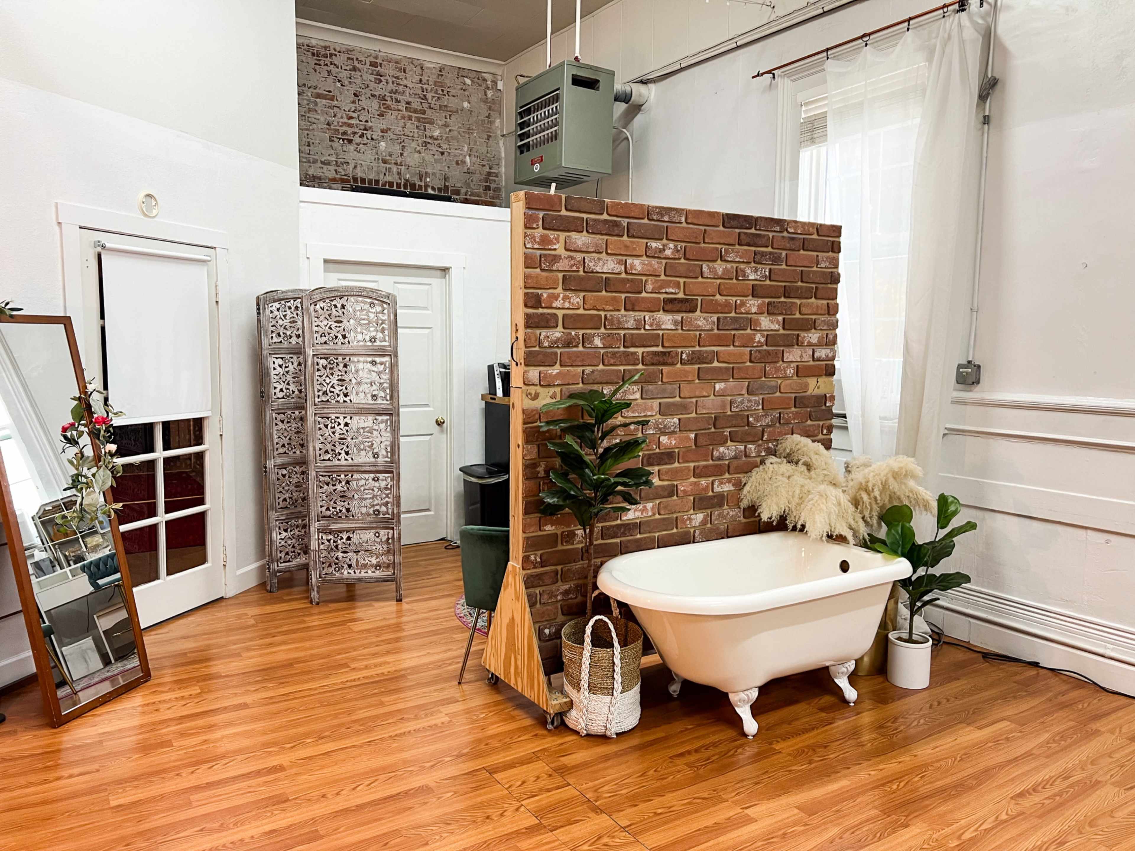 Spacious Historic Studio with Natural Light Image in Folsom, Folsom, CA