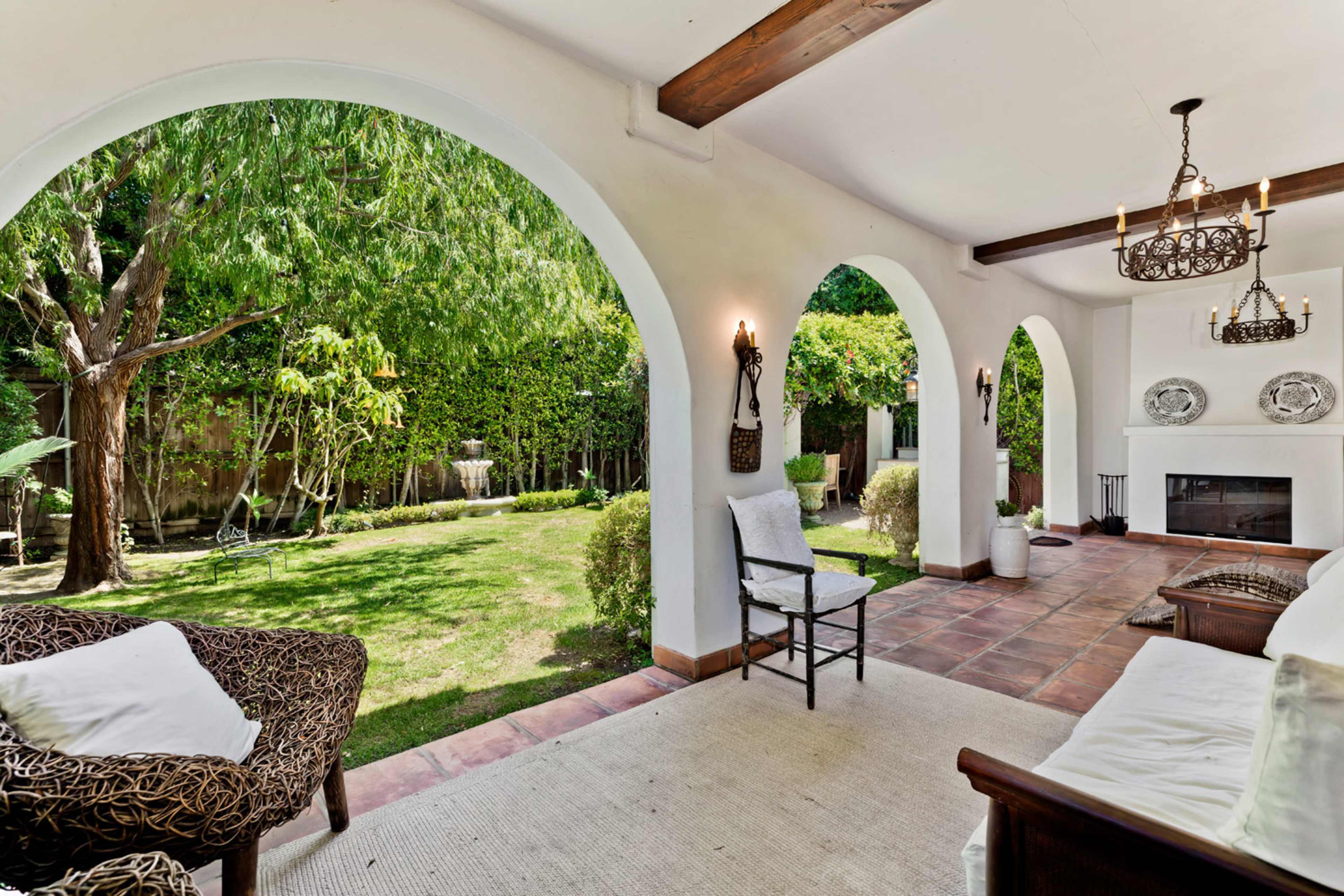 Gorgeous Outdoor Space in the Heart of it All Image in Beverly Grove, Los ANgeles, CA