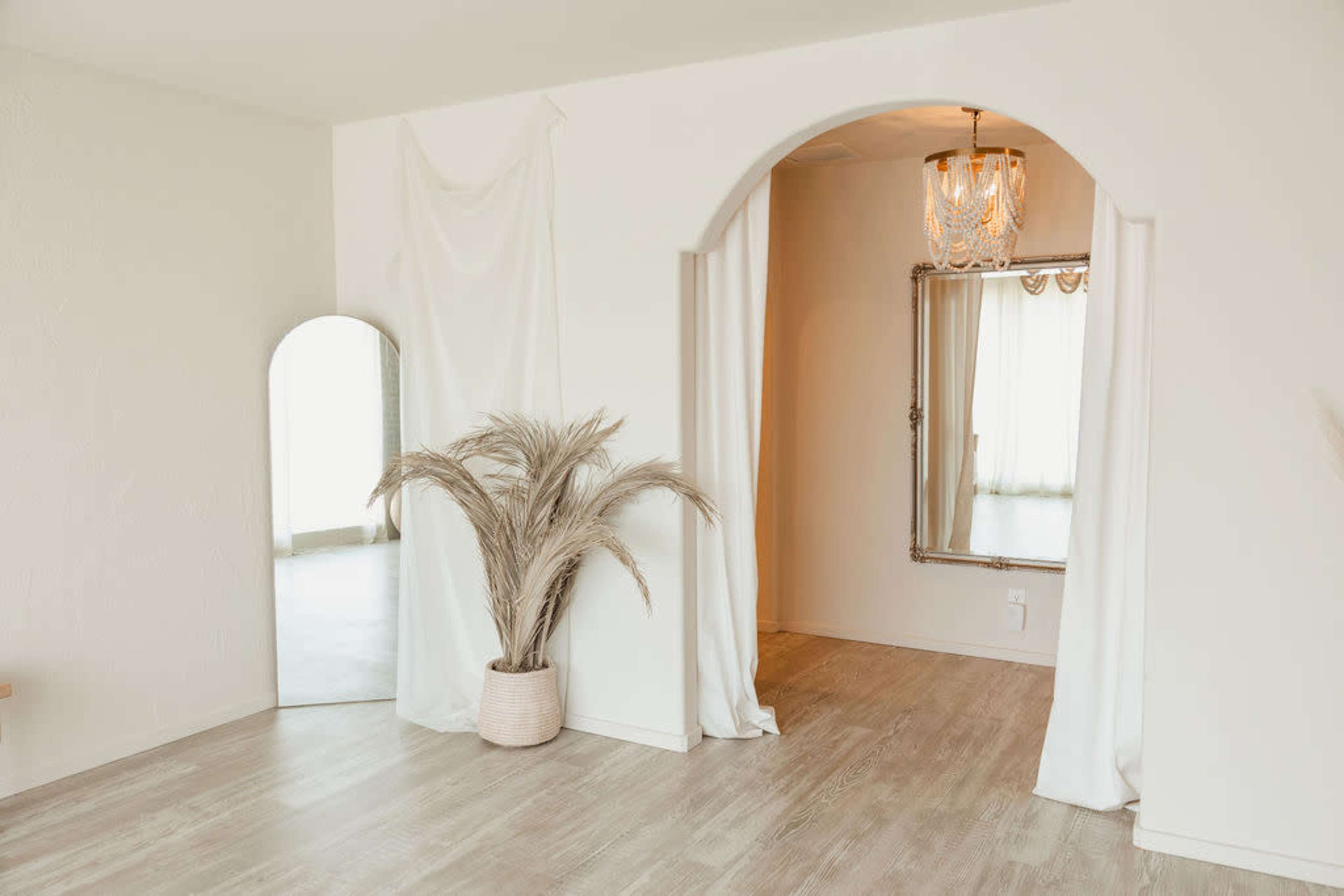 Neutral Natural Light Photo Studio Image in Oak View, Huntington Beach, CA