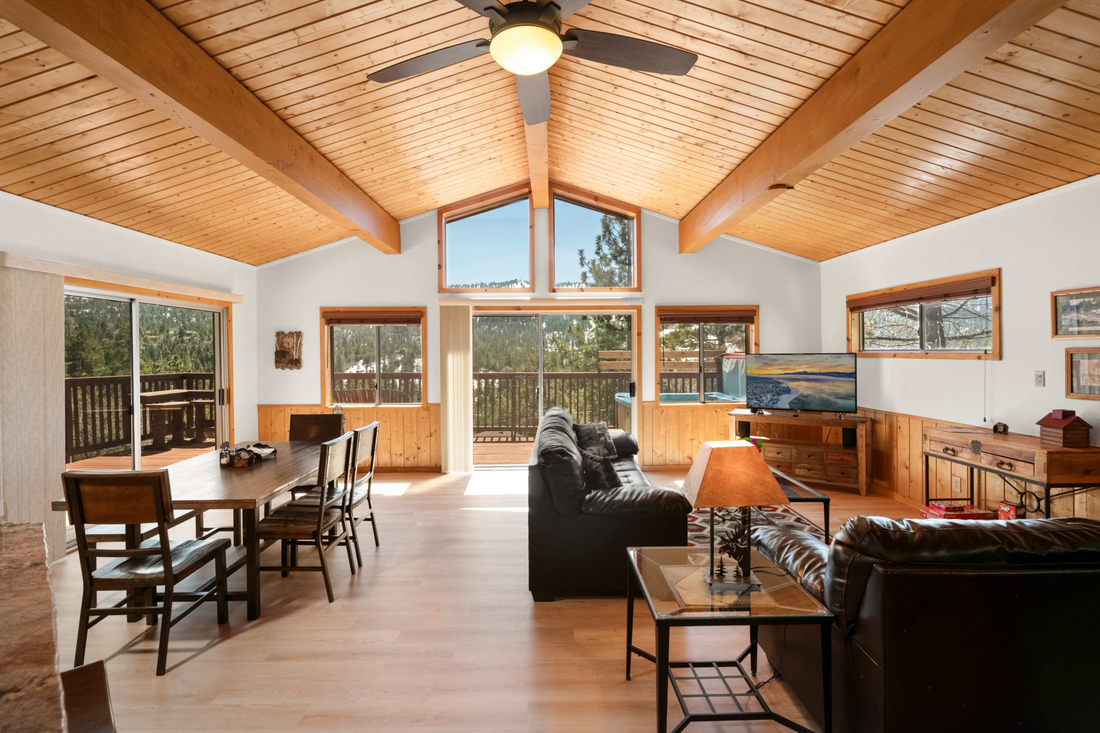 Stunning Cabin w/gorgeous views, deck, yard &  spa. Image in Big Bear Lake, Big Bear Lake, CA