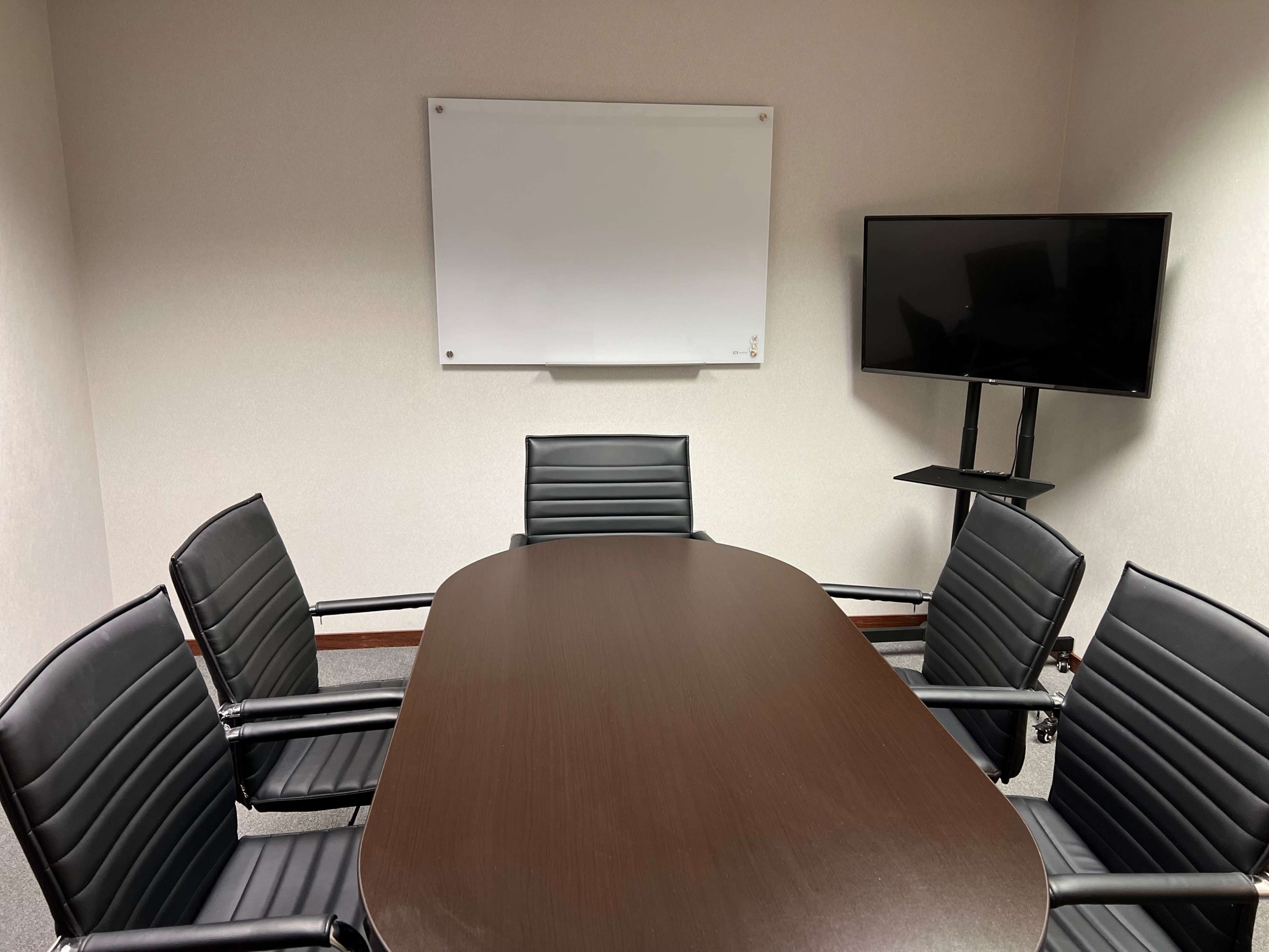 Conference Room C – 6-Person Cozy Meeting Room Image in Bloomfield Township, Bloomfield Hills, MI
