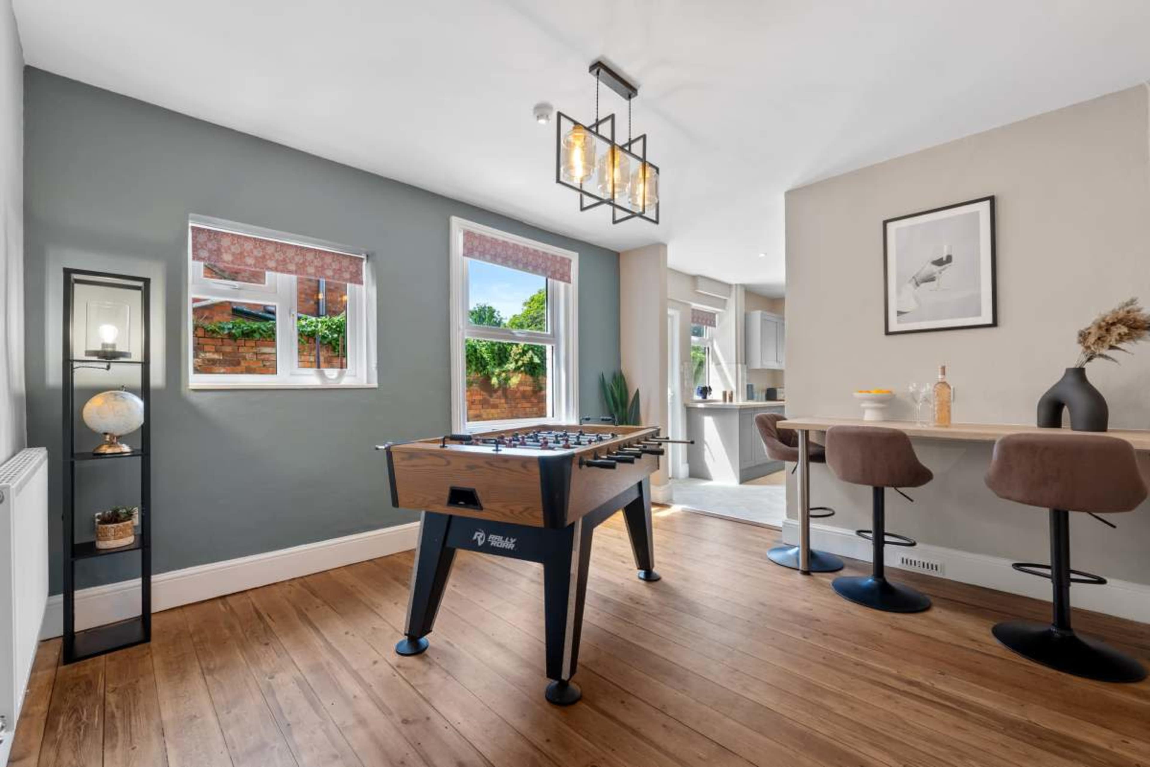 Podsmead Road 5-BR Luxurious Manor with Game Room, Sleeps 12 Image in Gloucester, Gloucestershire, ENG