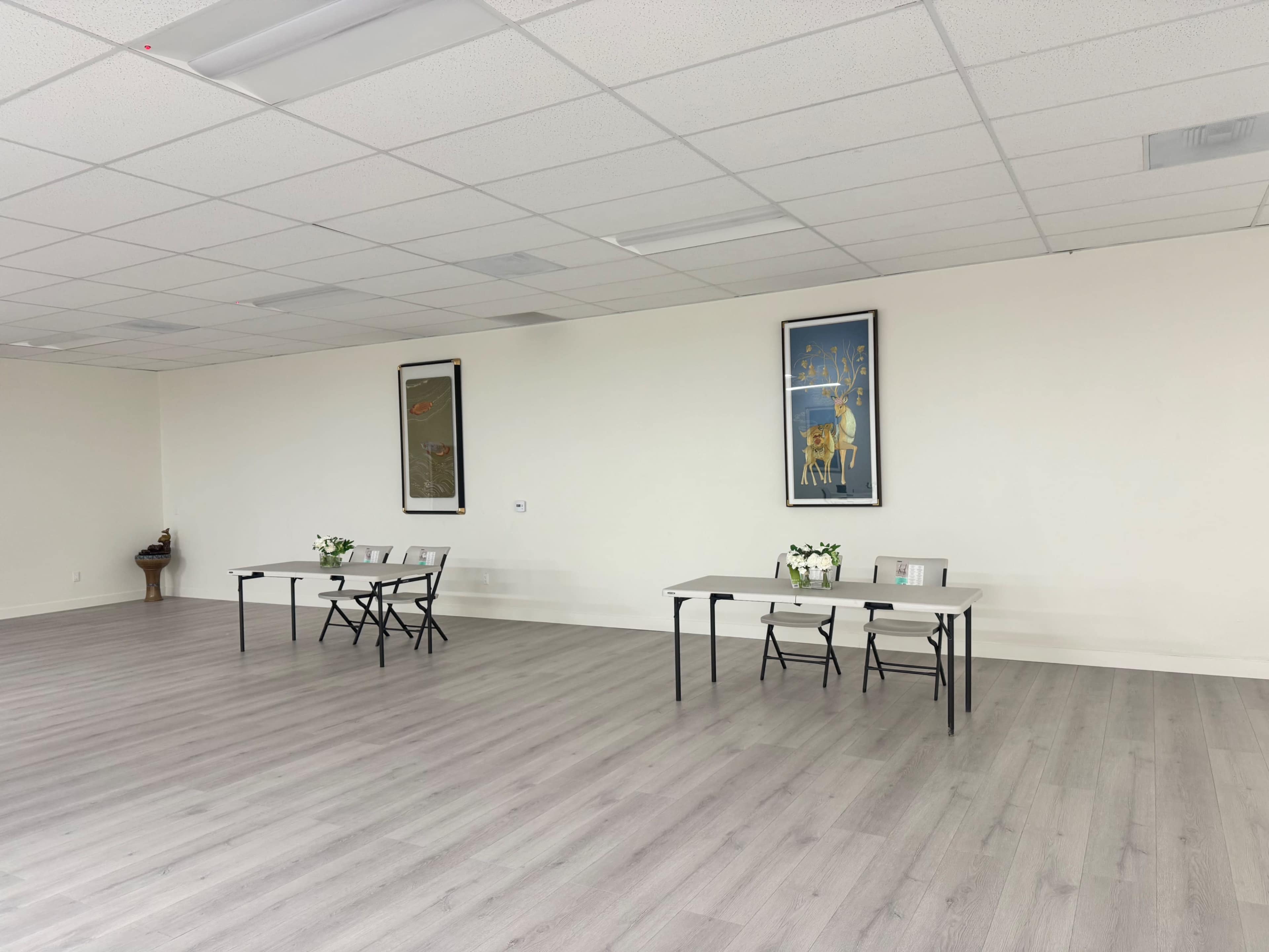 Prime 2,700 SF Ventura Blvd Pop-Up Retail / Event / Showroom Space Image in Woodland Hills, Woodland Hills, CA