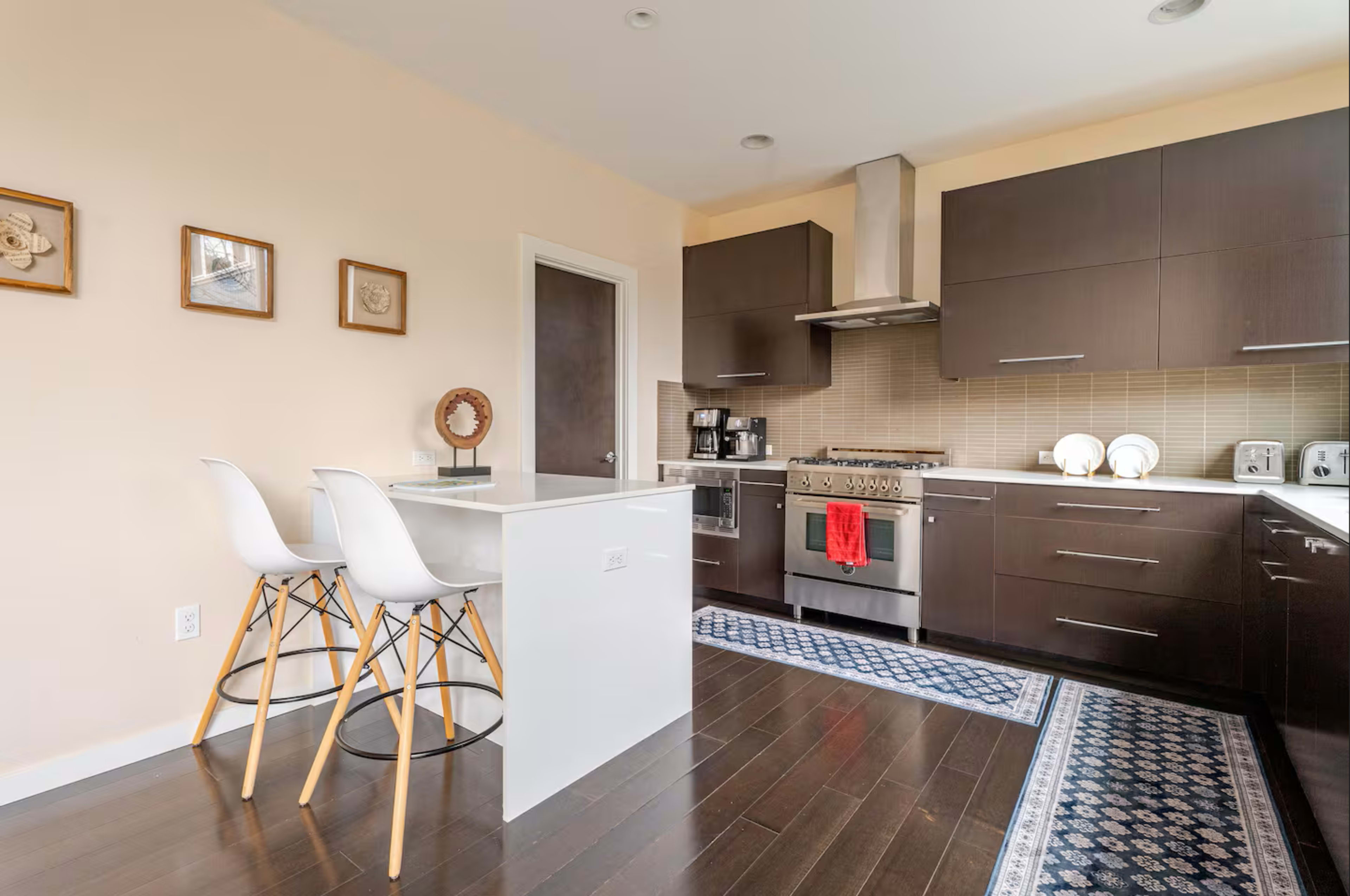 Urban house with 3 bedrooms, 3 living rooms and a rooftop Image in Cherry Hill, Seattle, WA