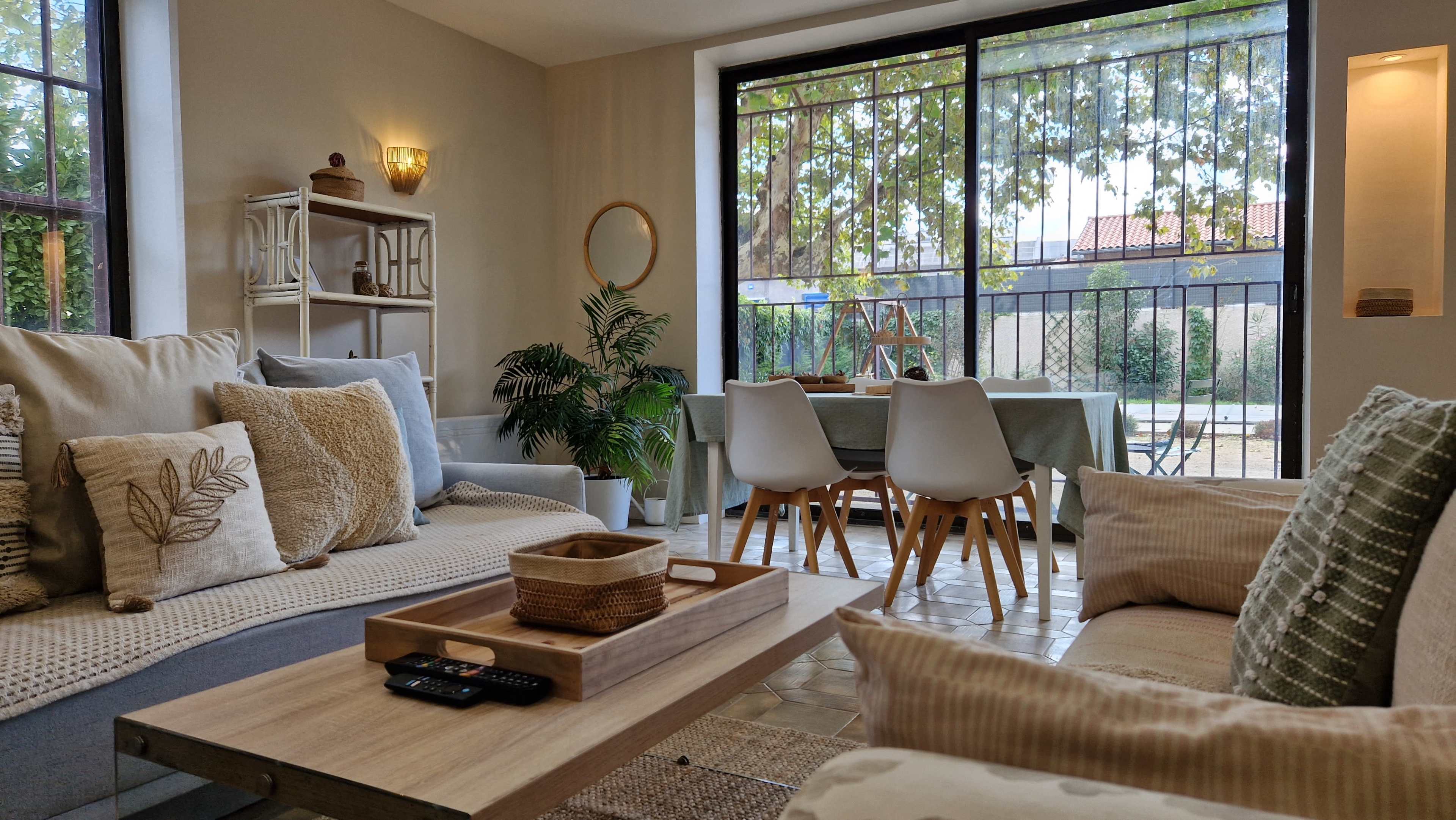 Appartement Bohème avec vue sur le jardin Image dans , Chasse Sur Rhone, 