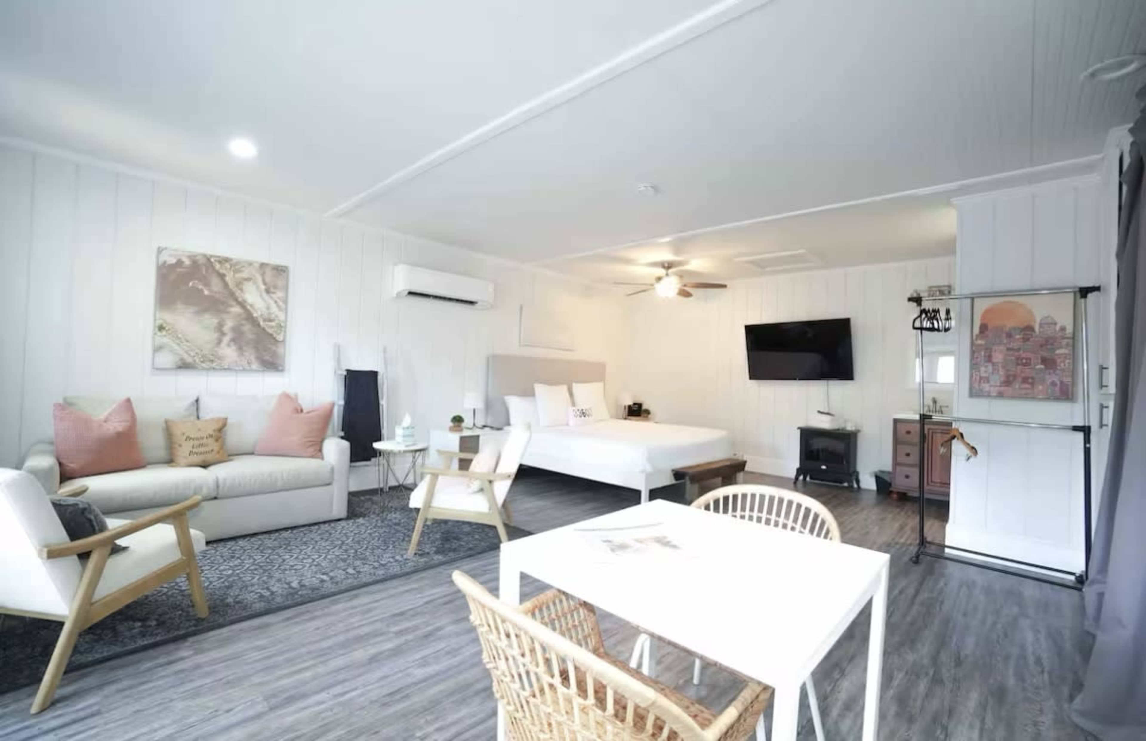 Bright and Spacious Tampa Heights Studio Image in Northwest Tampa, Tampa, FL