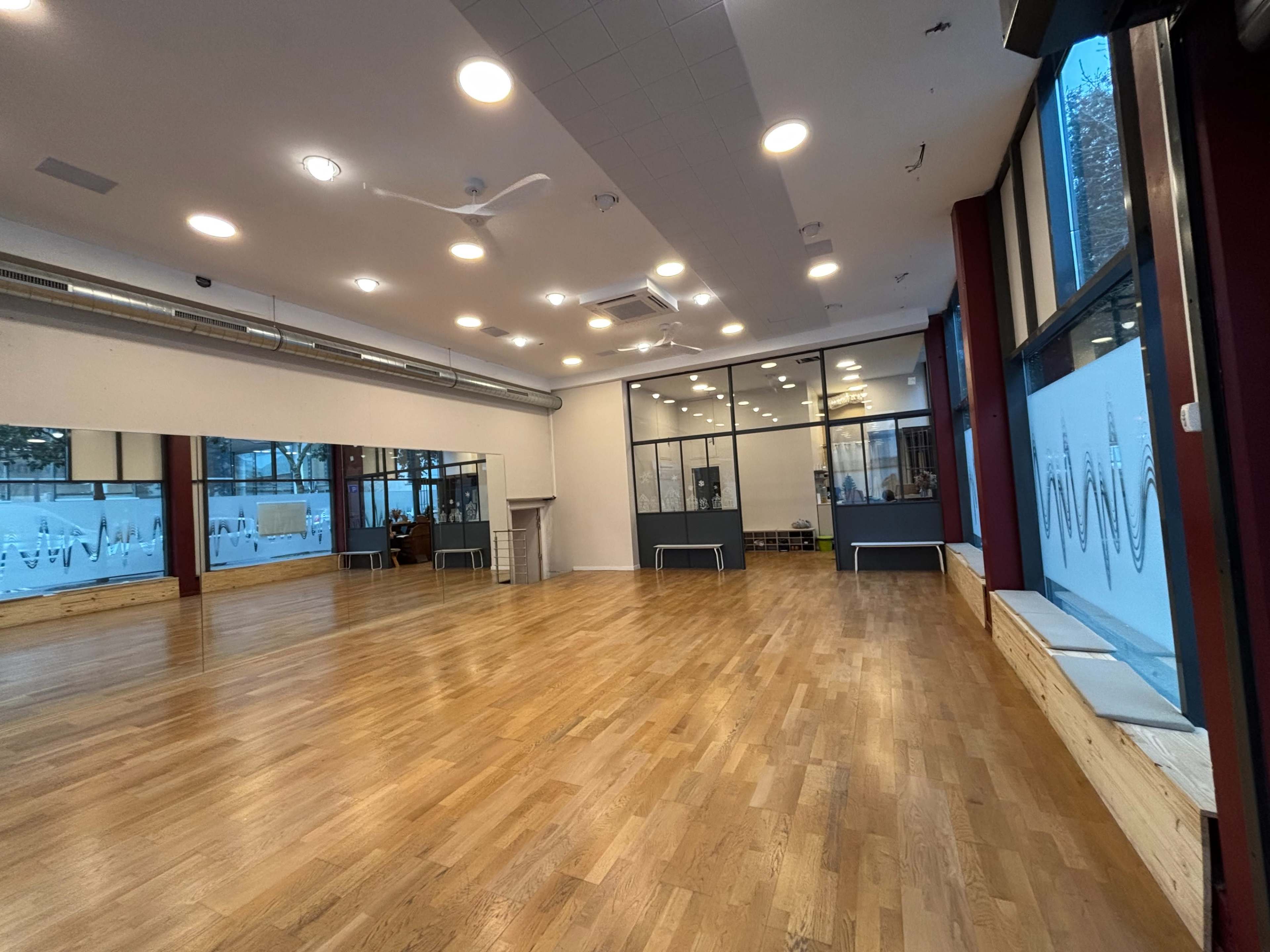 Grande salle de danse avec parquet Image dans Quartier de la Gare, PARIS, 