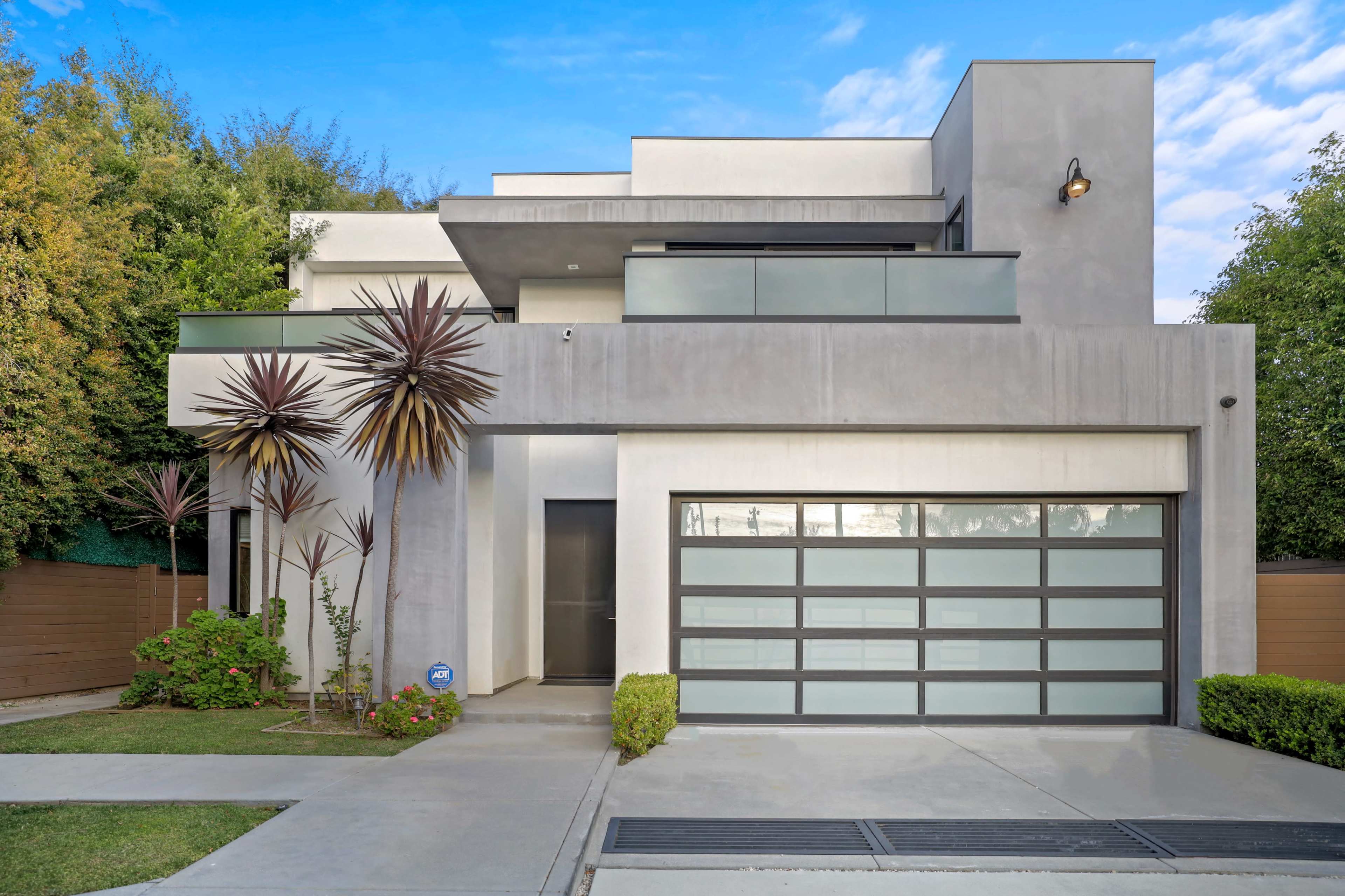 CRESCENT HEIGHTS MODERN LUXE POOL/ DRAMATIC LINES Image in Beverly Grove, West Hollywood, CA