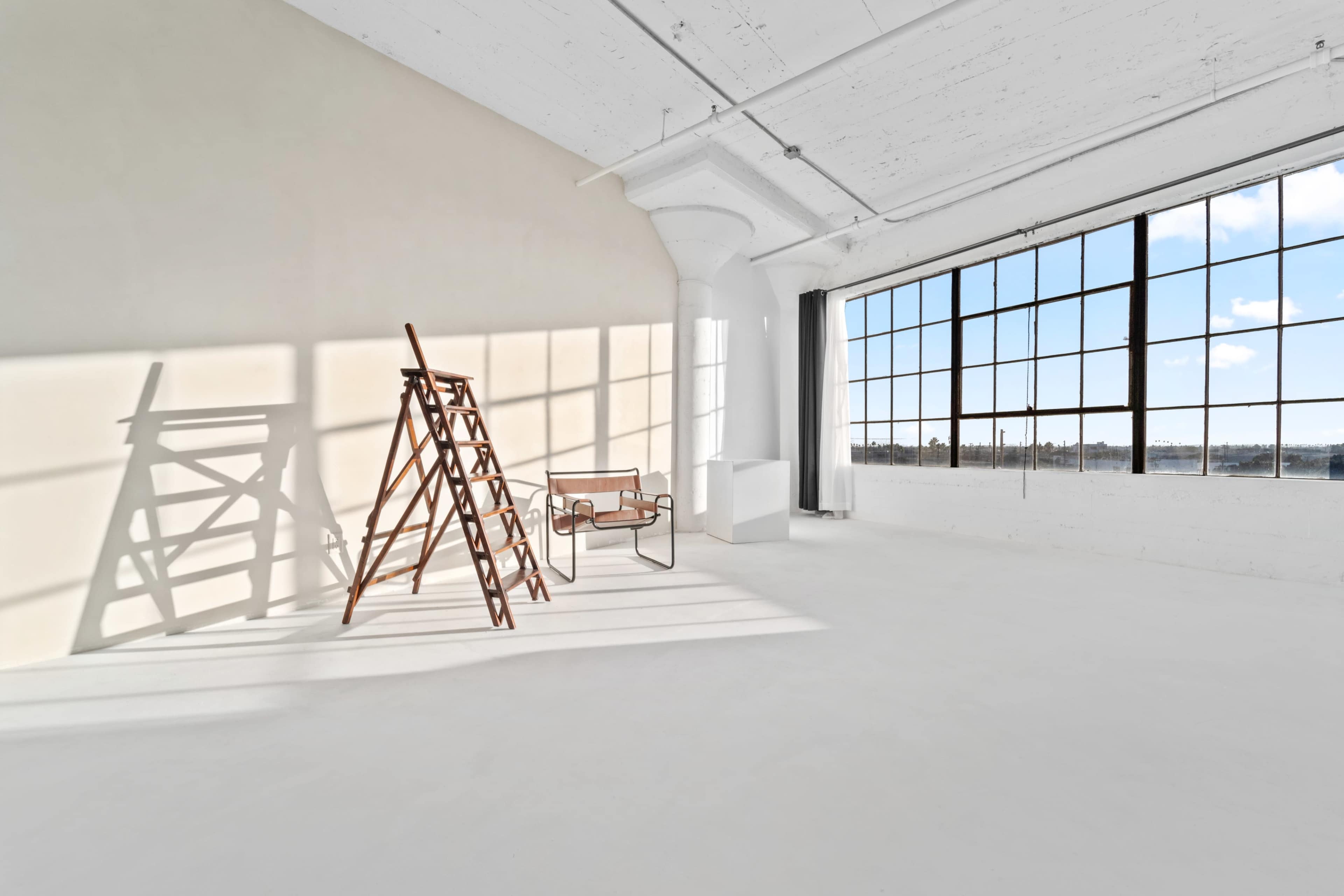 Bright Natural Light Cyc Wall Studio w/ Free Lights and AC Image in Central LA, Los Angeles, CA