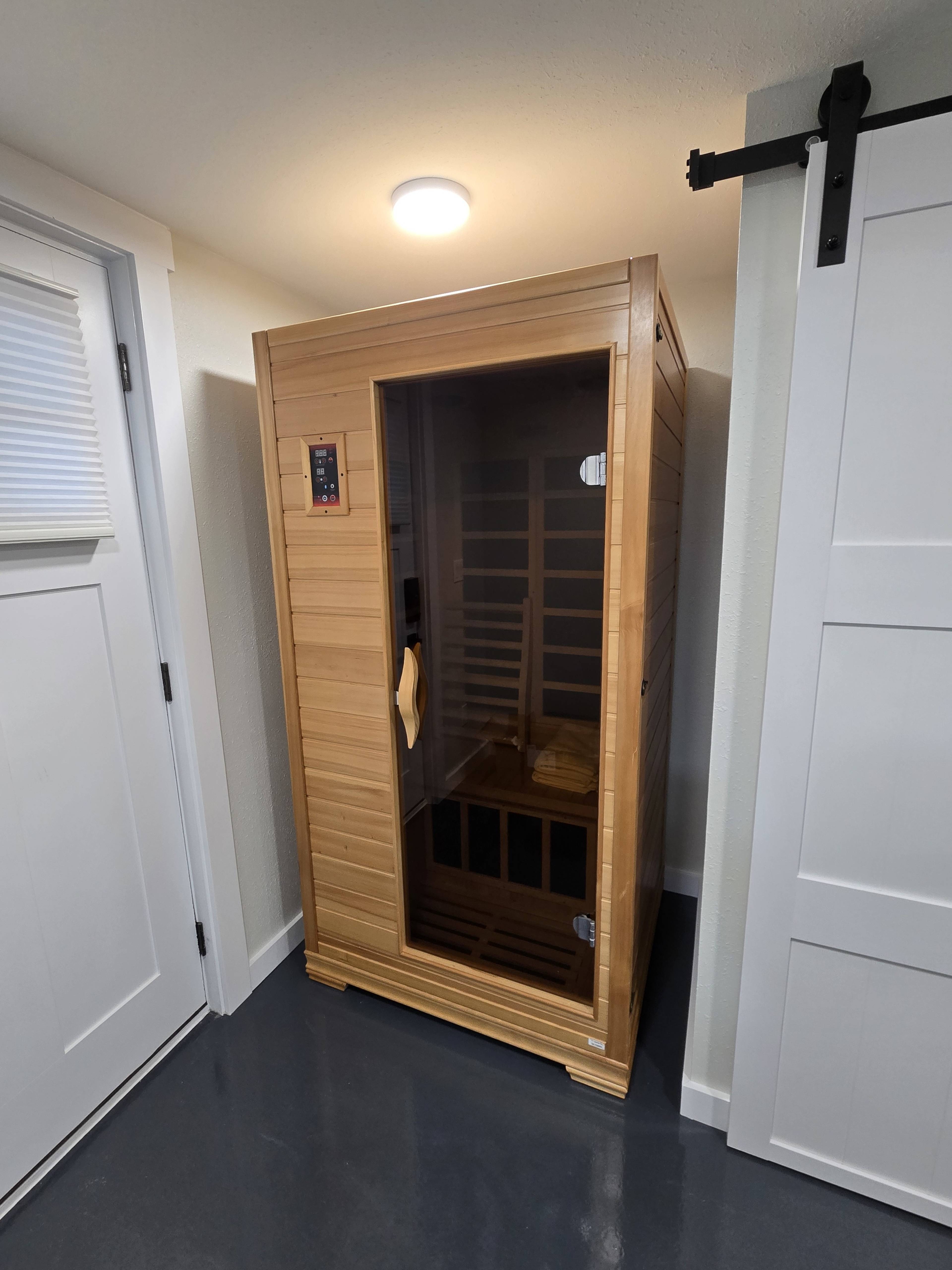 Aesthetic Urban Studio: Mini Chef’s Kitchen, Sauna & Fast WiFi Image in Kennydale, Renton, WA