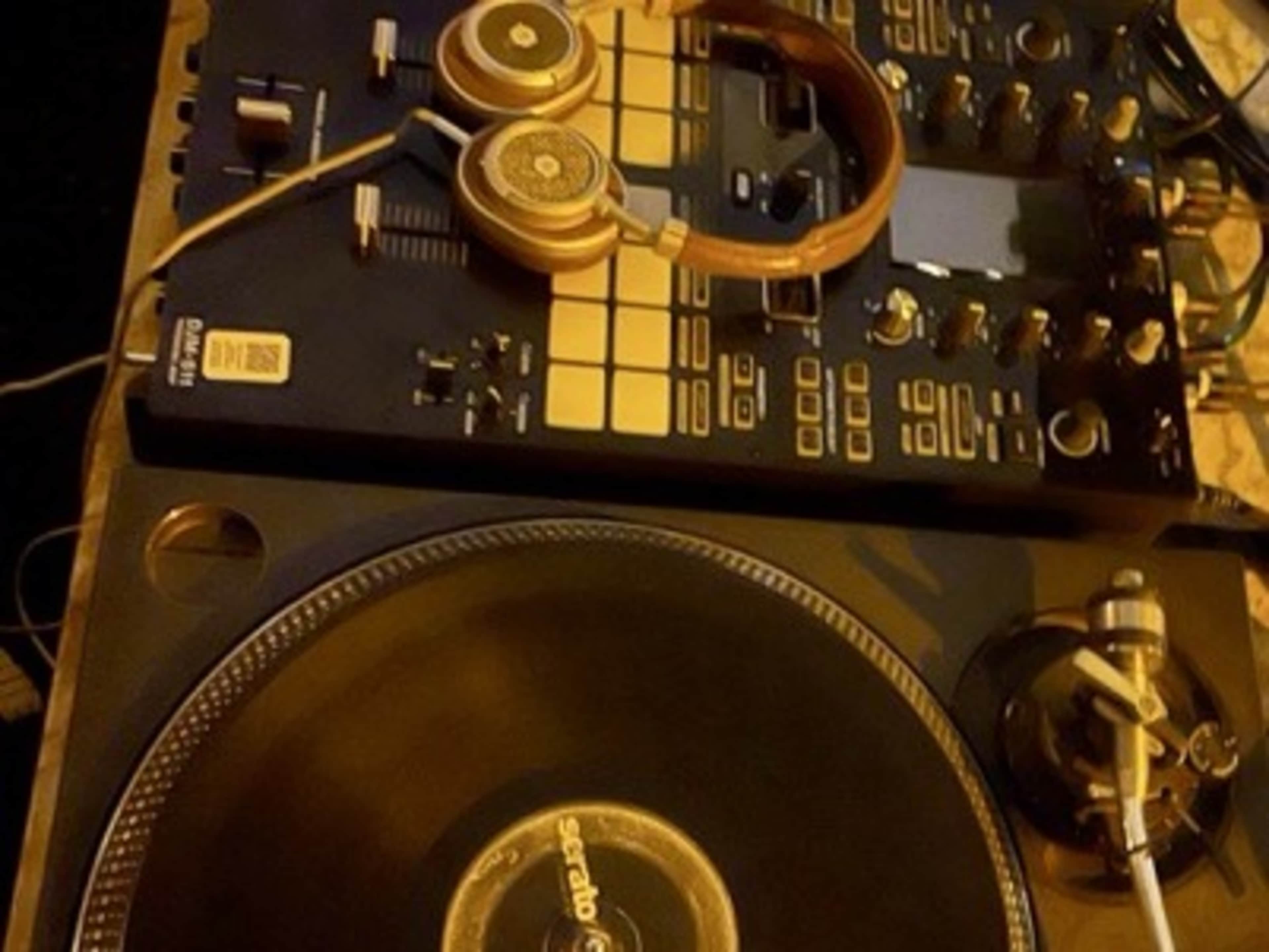 Vinyl Turntables/Mixer/2 Speakers