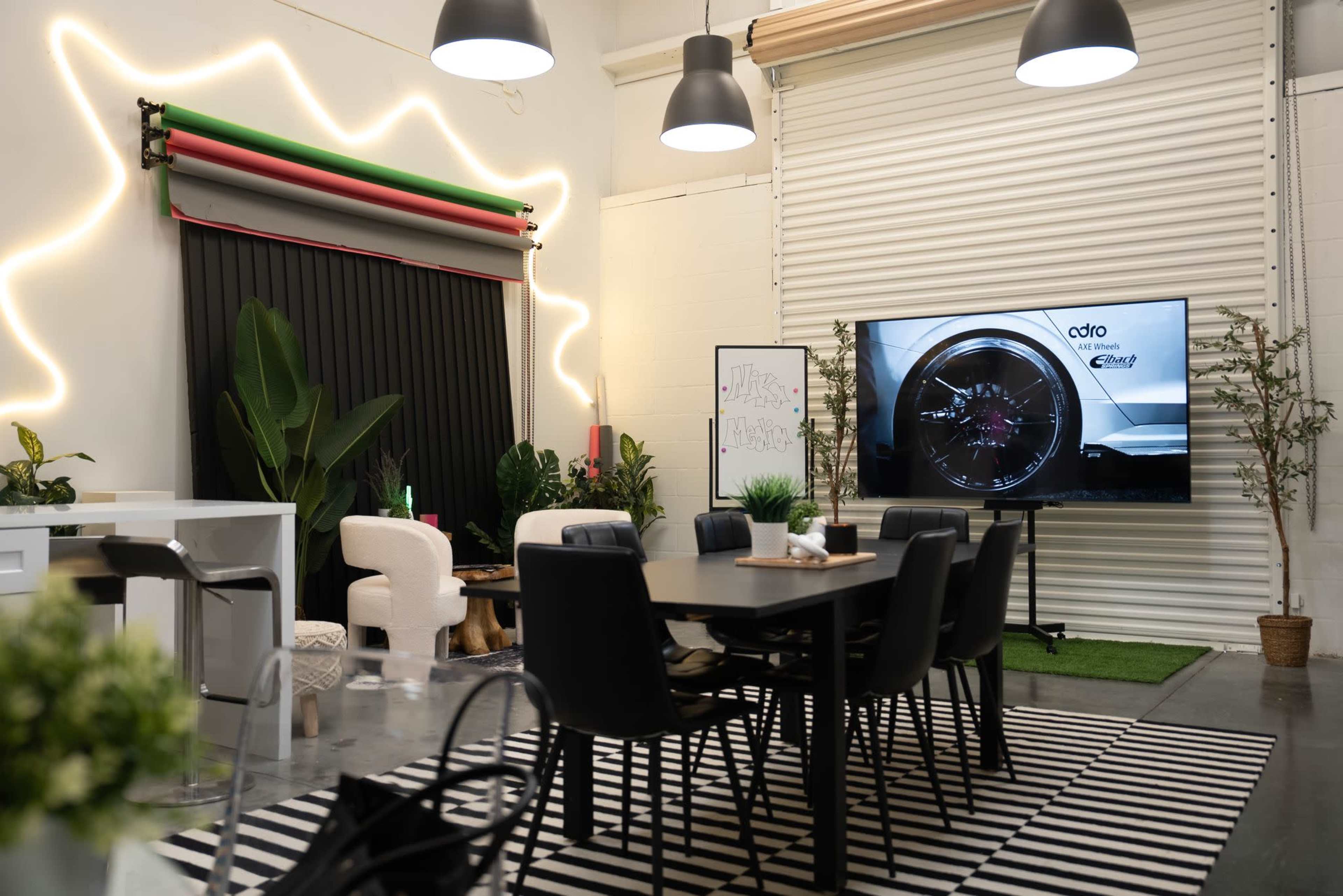 Modern Creative Studio w/ Cyclorama, Kitchen & Podcast Set Image in , orlando, FL