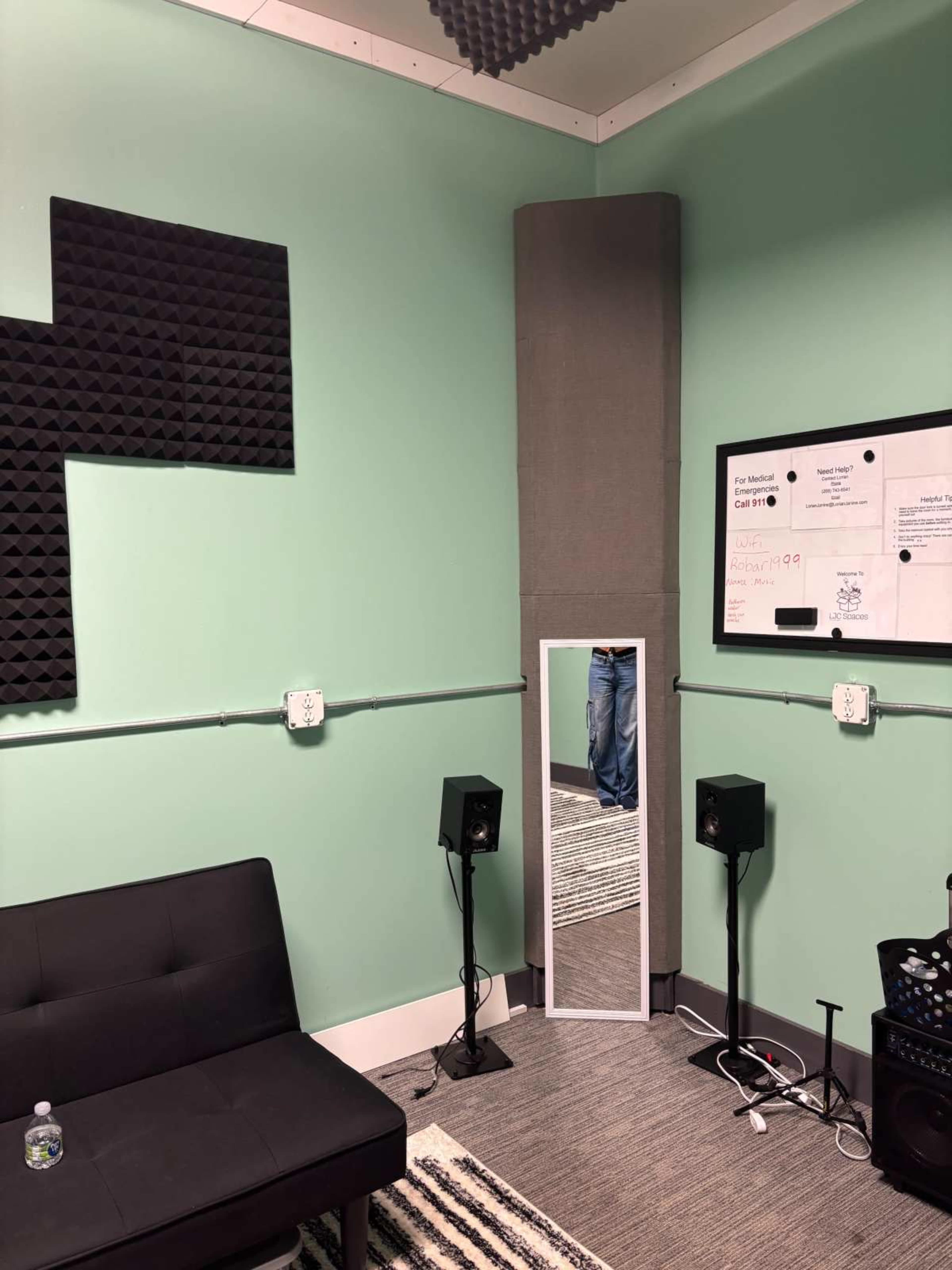 Small Affordable Multipurpose Space (For Hair braiders, Photographers, Musicians, etc.) Image in Warren, Warren, MI