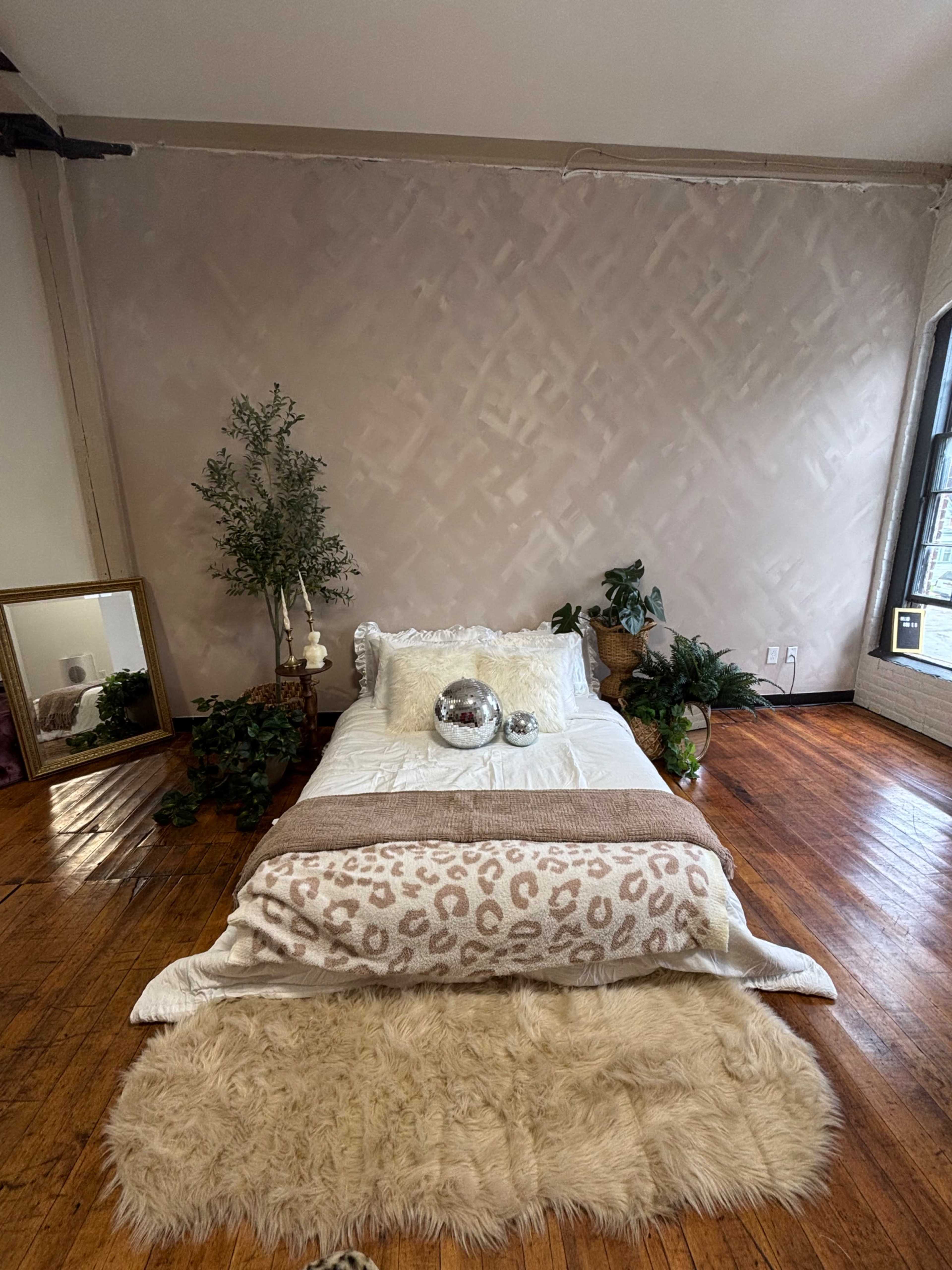 Natural Light Studio with FIVE Set Ups Image in South Worcester, Worcester, MA