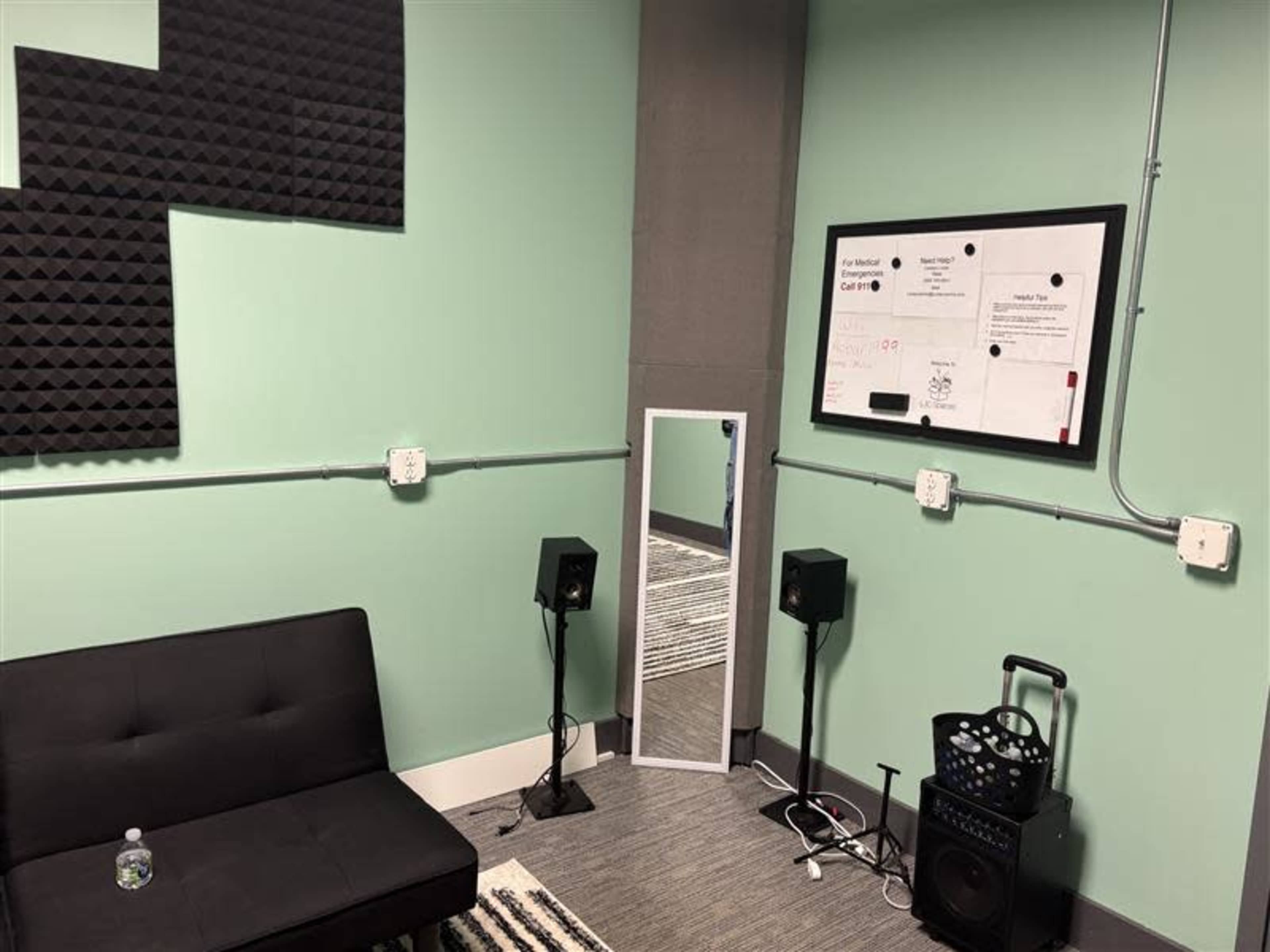 Small Affordable Multipurpose Space (For Hair braiders, Photographers, Musicians, etc.) Image in Warren, Warren, MI
