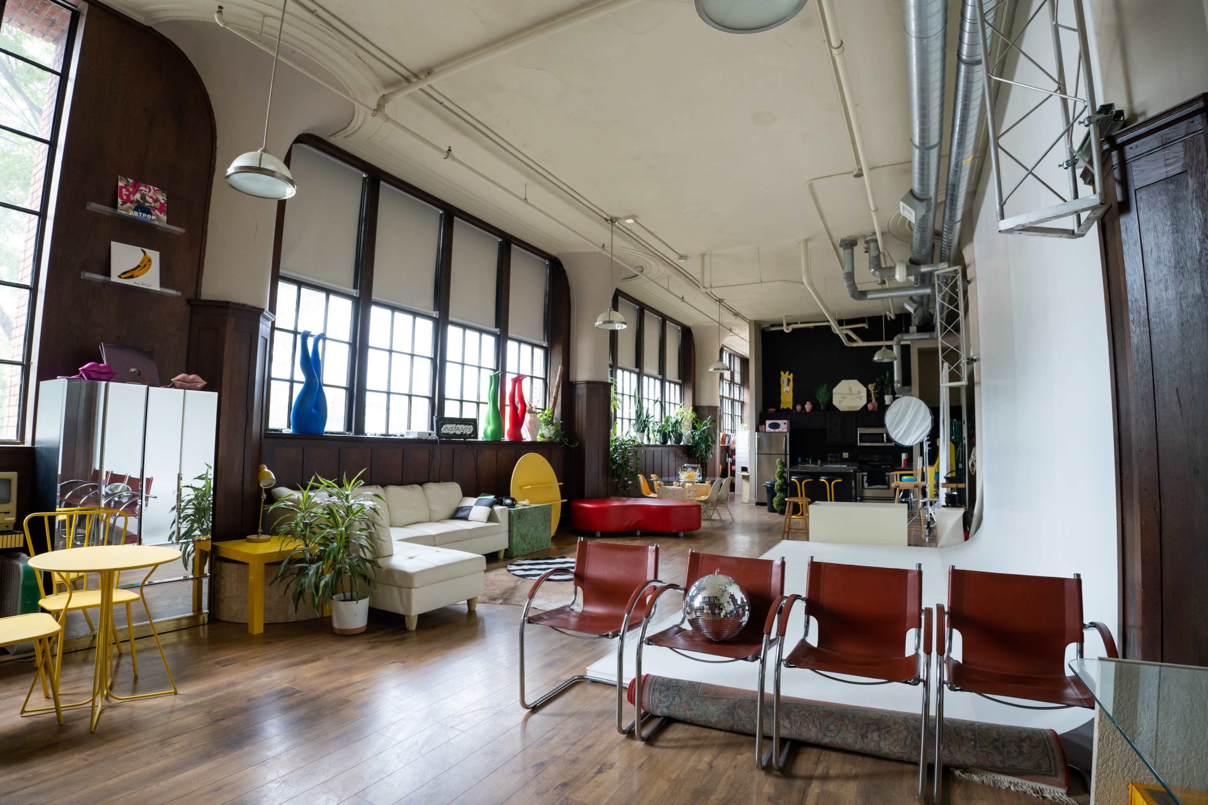Colorful Downtown Studio with High Ceilings Image in Downtown, Cleveland, OH