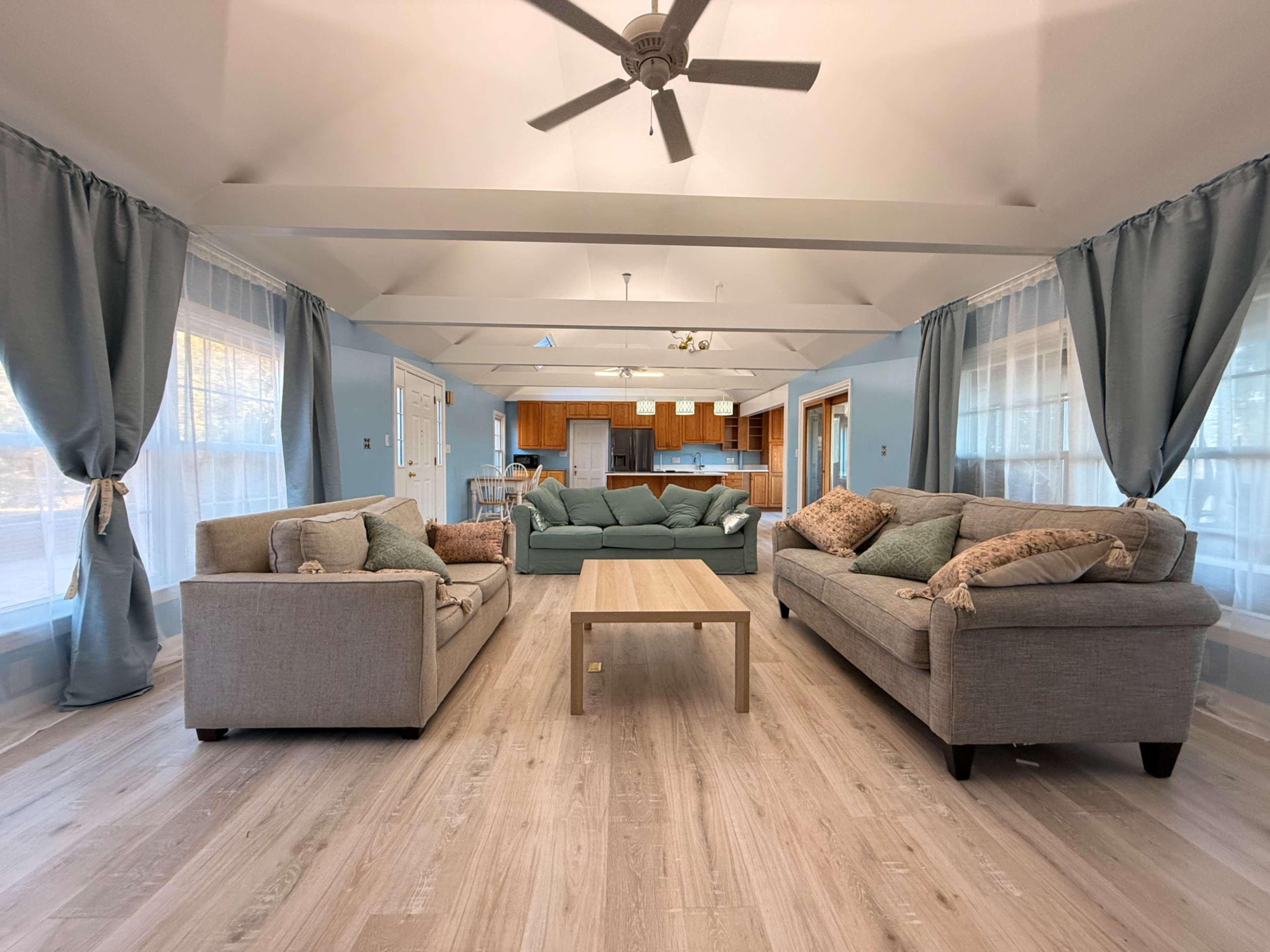 Bright and Spacious Lounge with Cozy Ambiance Image in National Harbor, Oxon Hill, MD