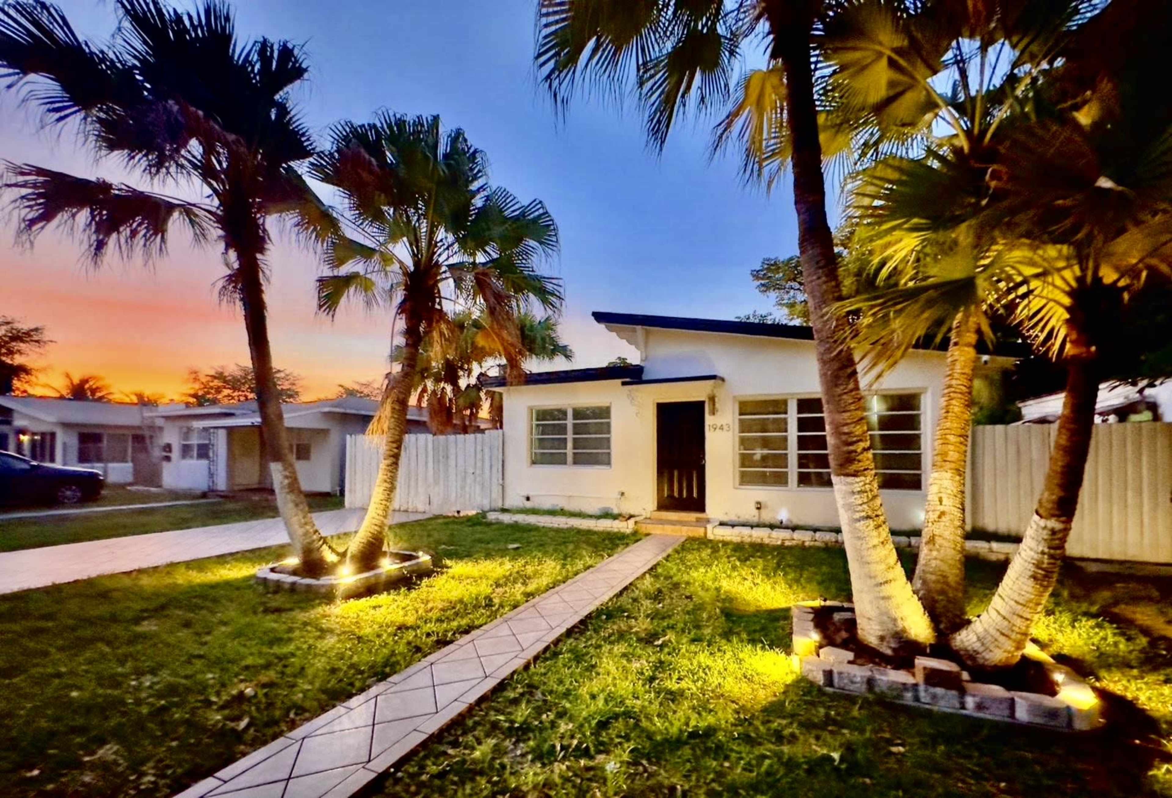 Tropical Hollywood 5 Bedroom Triplex Image in Parkside, Hollywood, FL