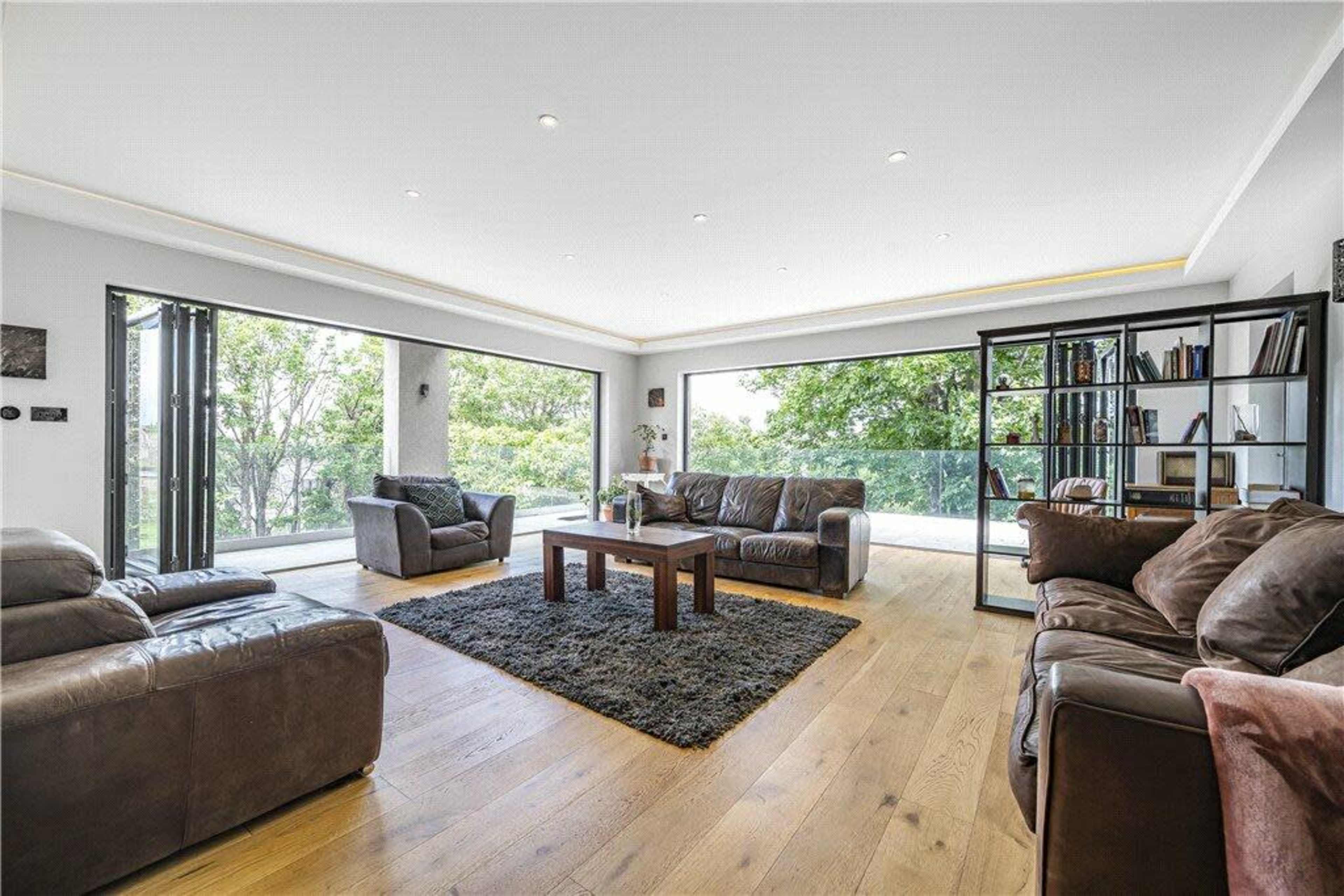 London villa with garden and skyline views, hot tub and sauna Image in Belvedere, London, ENG