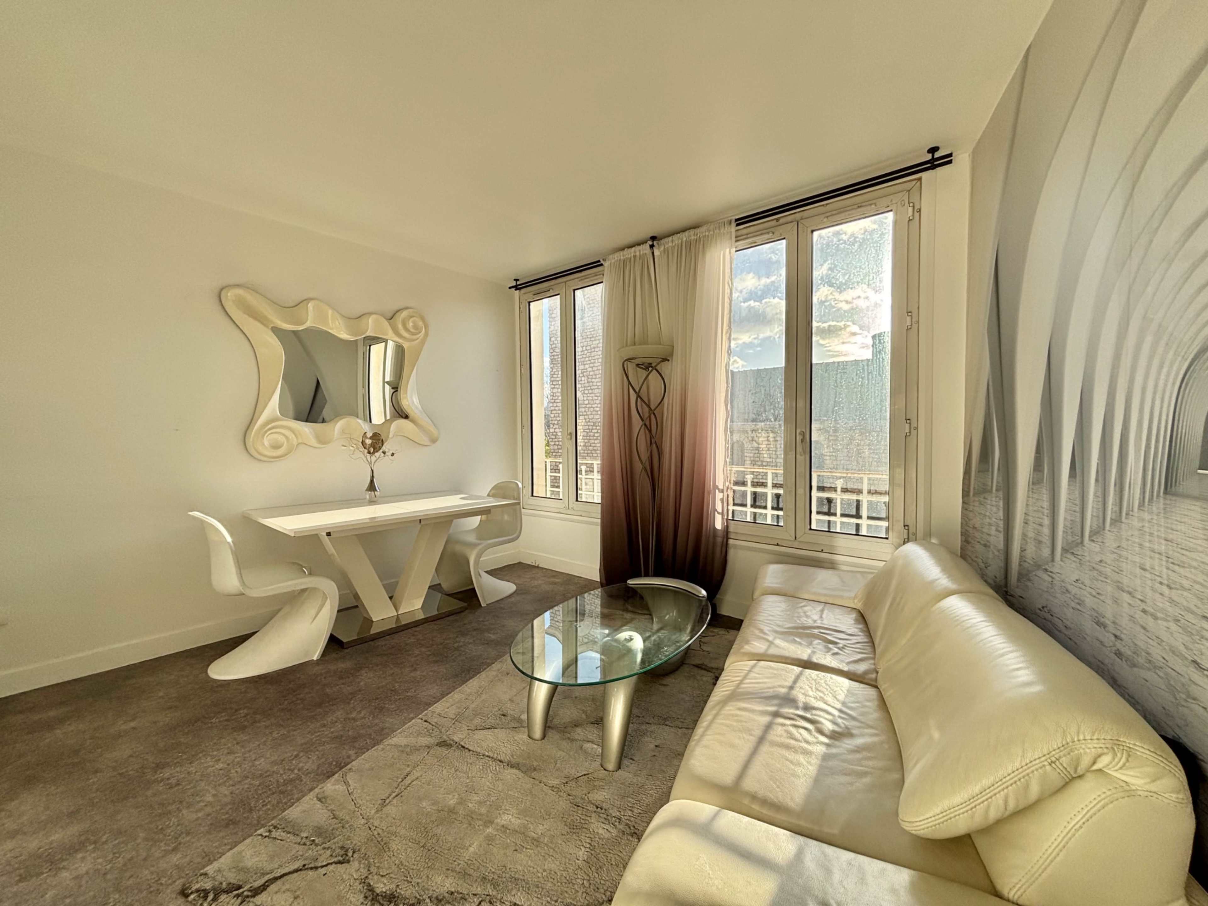 Appartement moderne et futuriste avec décor organique et lumière naturelle Image in , Saint-Ouen