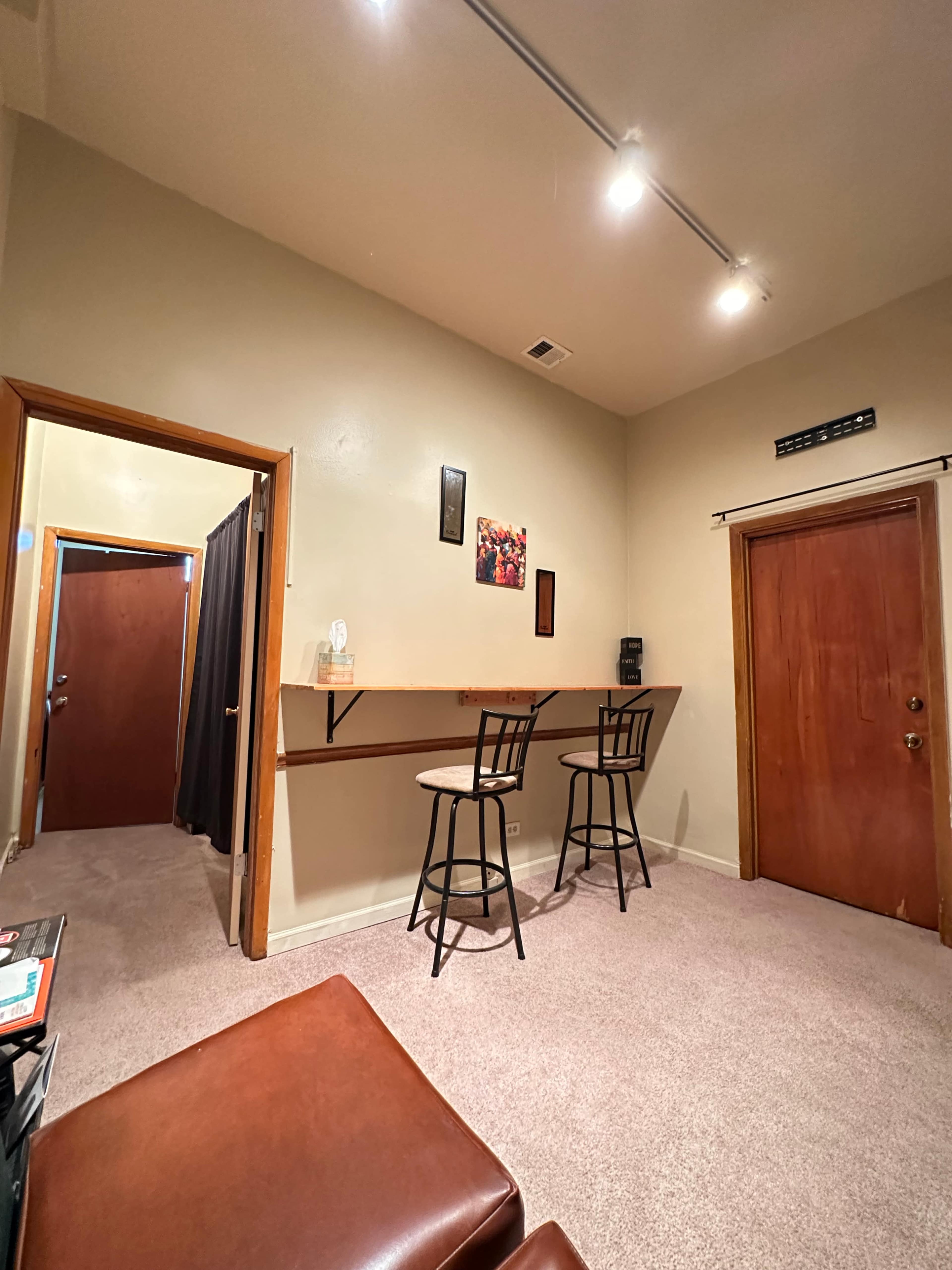 Modern South Side Chicago Studio for Beauty and Wellness Professionals Image in Avalon Park, Chicago, IL