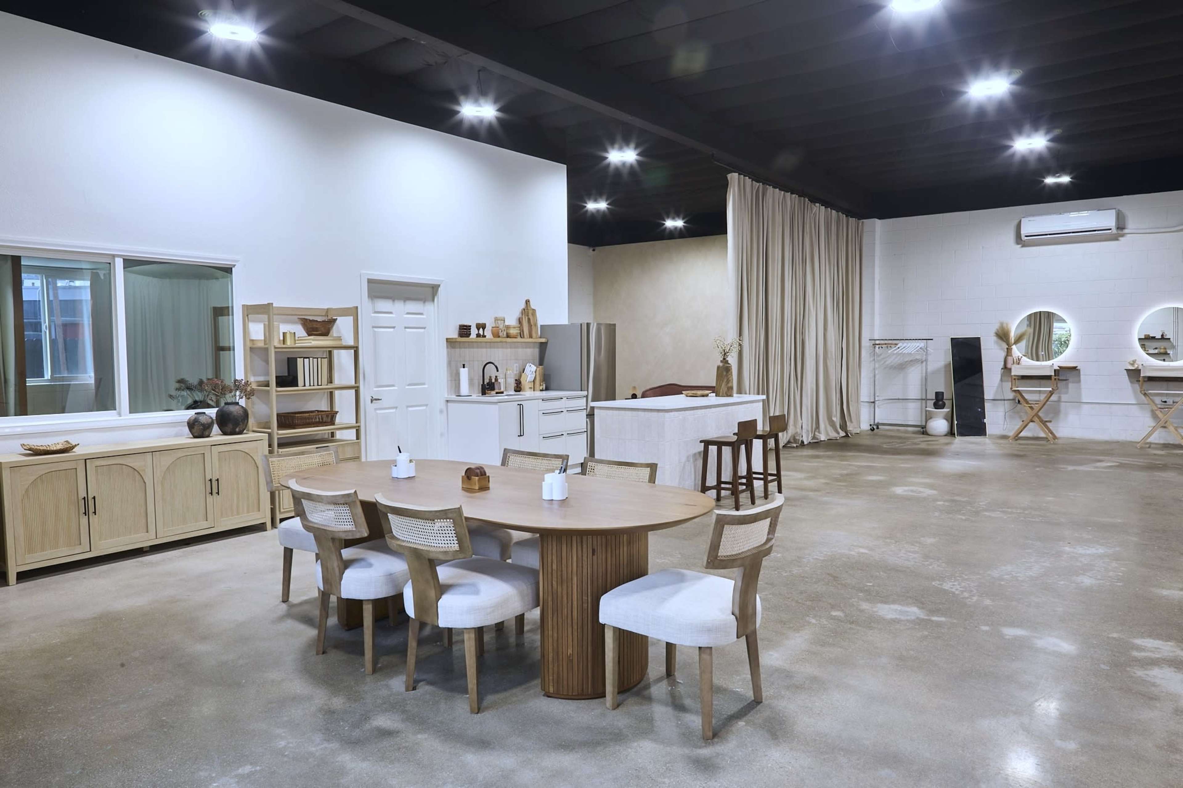 Spacious Full Studio for Photography and Videography w/ Cyc Wall Image in Santa Fe Springs, Santa Fe Springs, CA