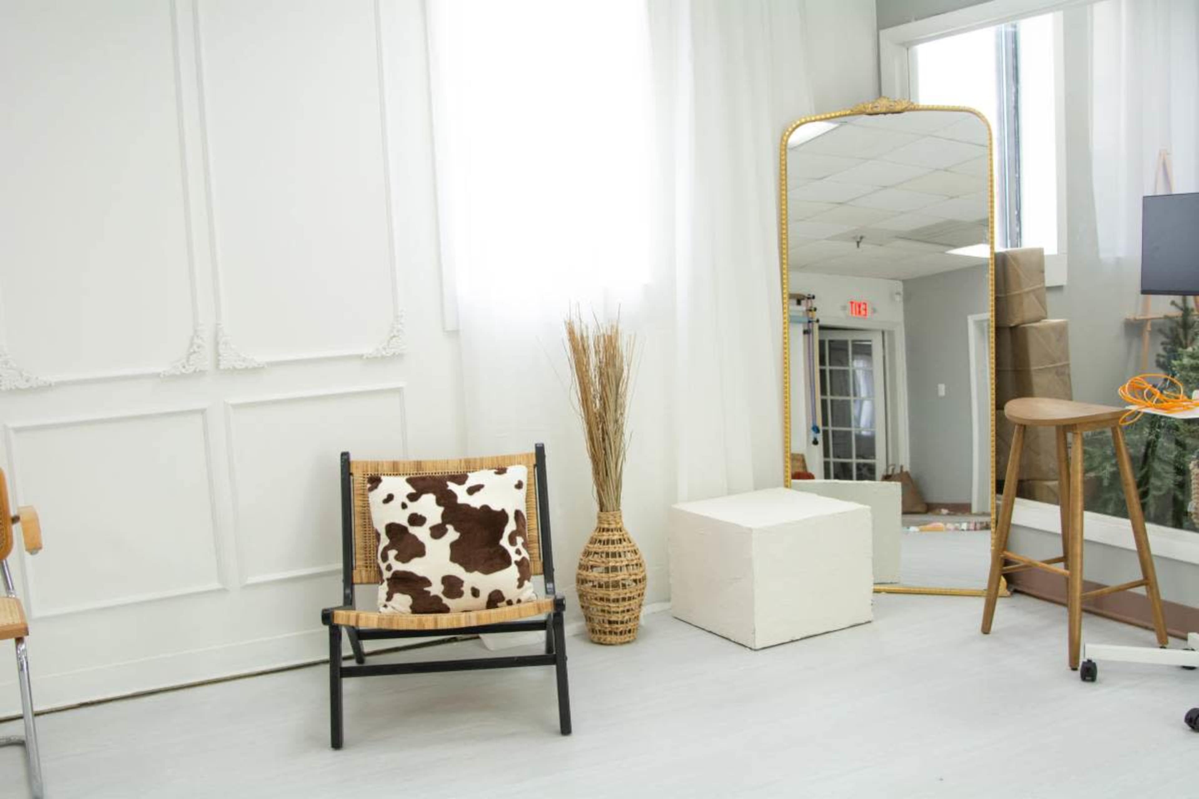 Bright Modern Studio with Natural Light and Props Image in , Sterling, VA