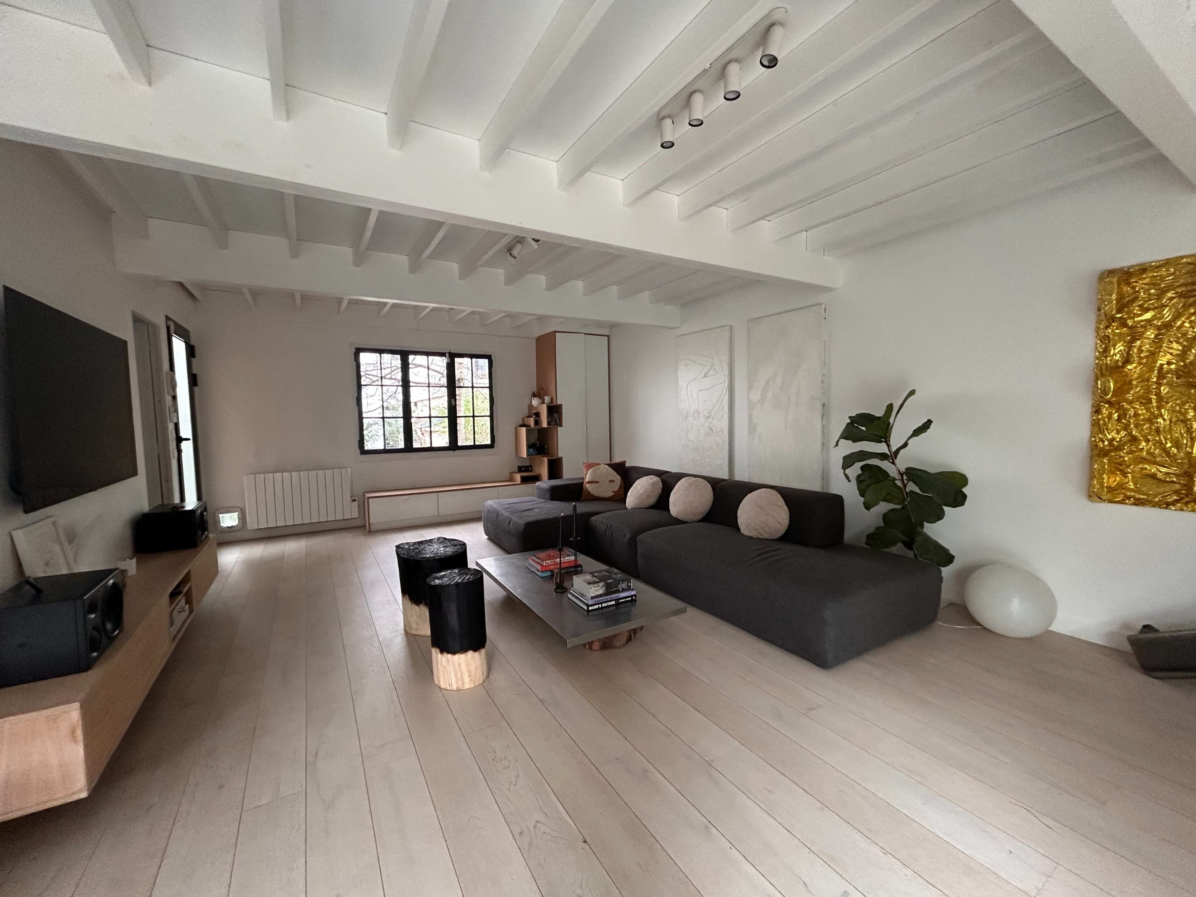 Chalet Parisien Image in Bel-Air Nord, Paris