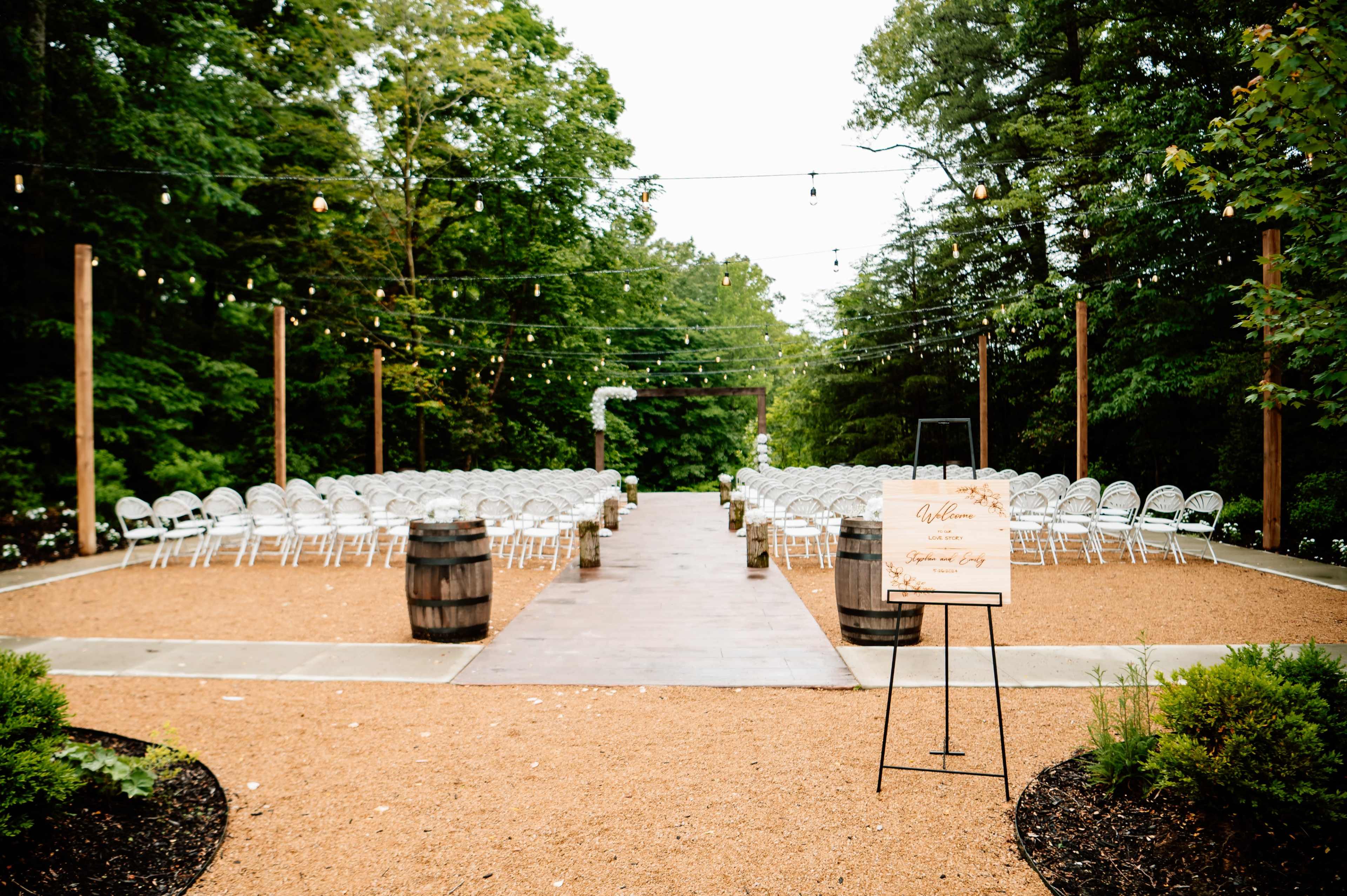Upscale Vintage Barn Venue with Scenic Outdoor Spots – A Warm + Stunning Timeless Setting Image in Jackson Township, Morgantown, IN