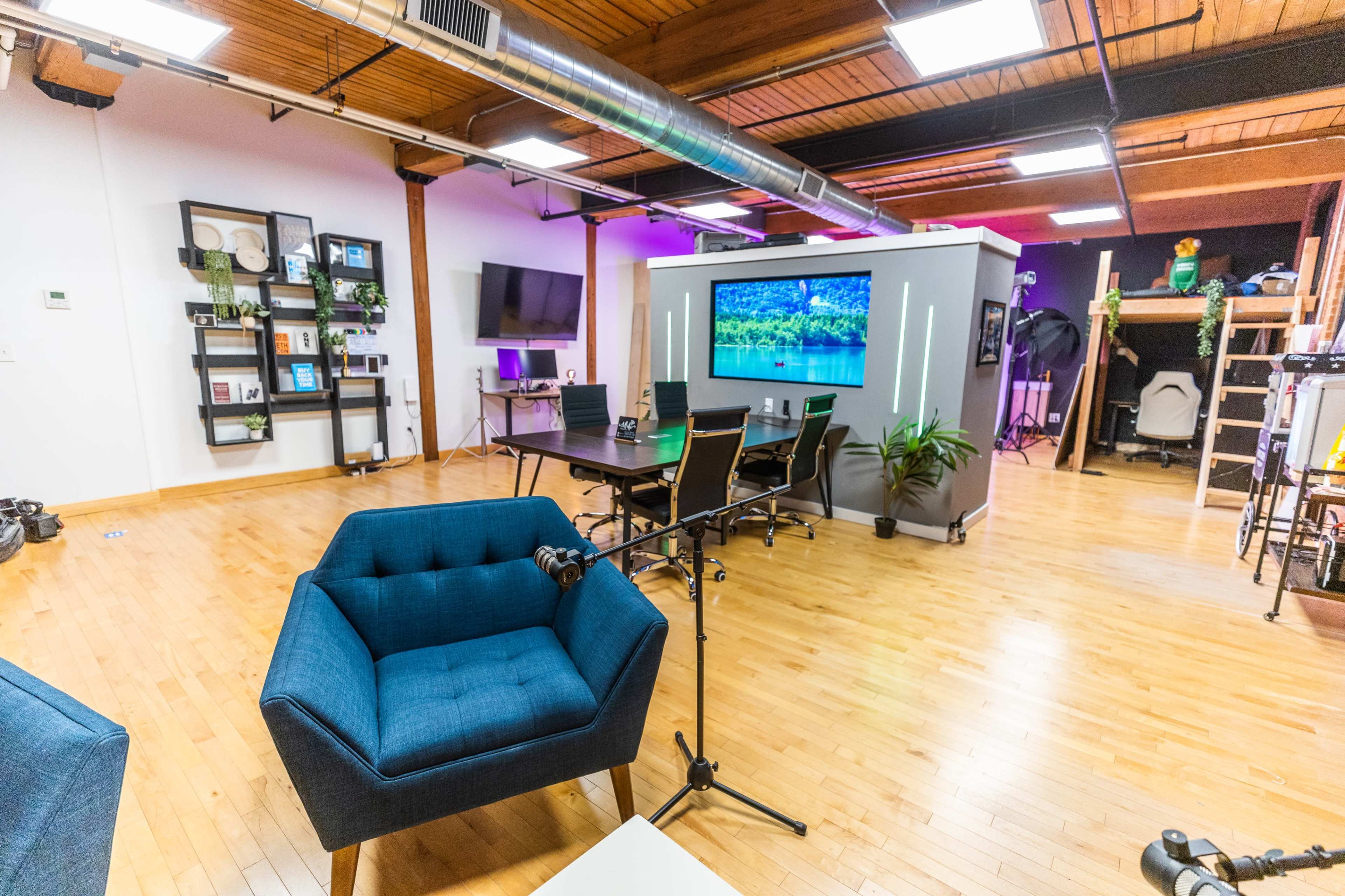 Industrial Loft with Natural Light Image in Southington, Southington, CT