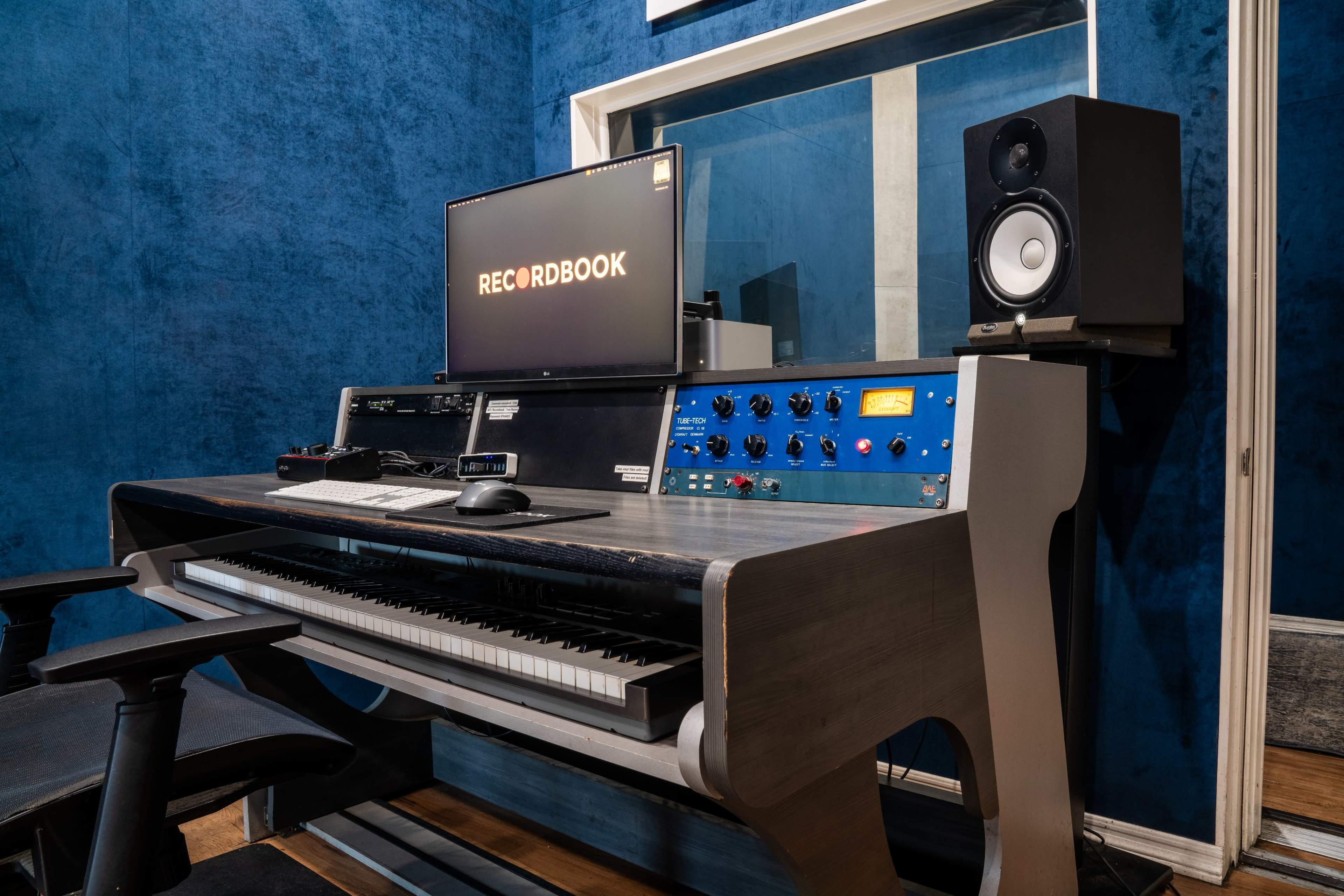 Cozy Recording Studio Image in Sun Valley, North Hollywood, CA