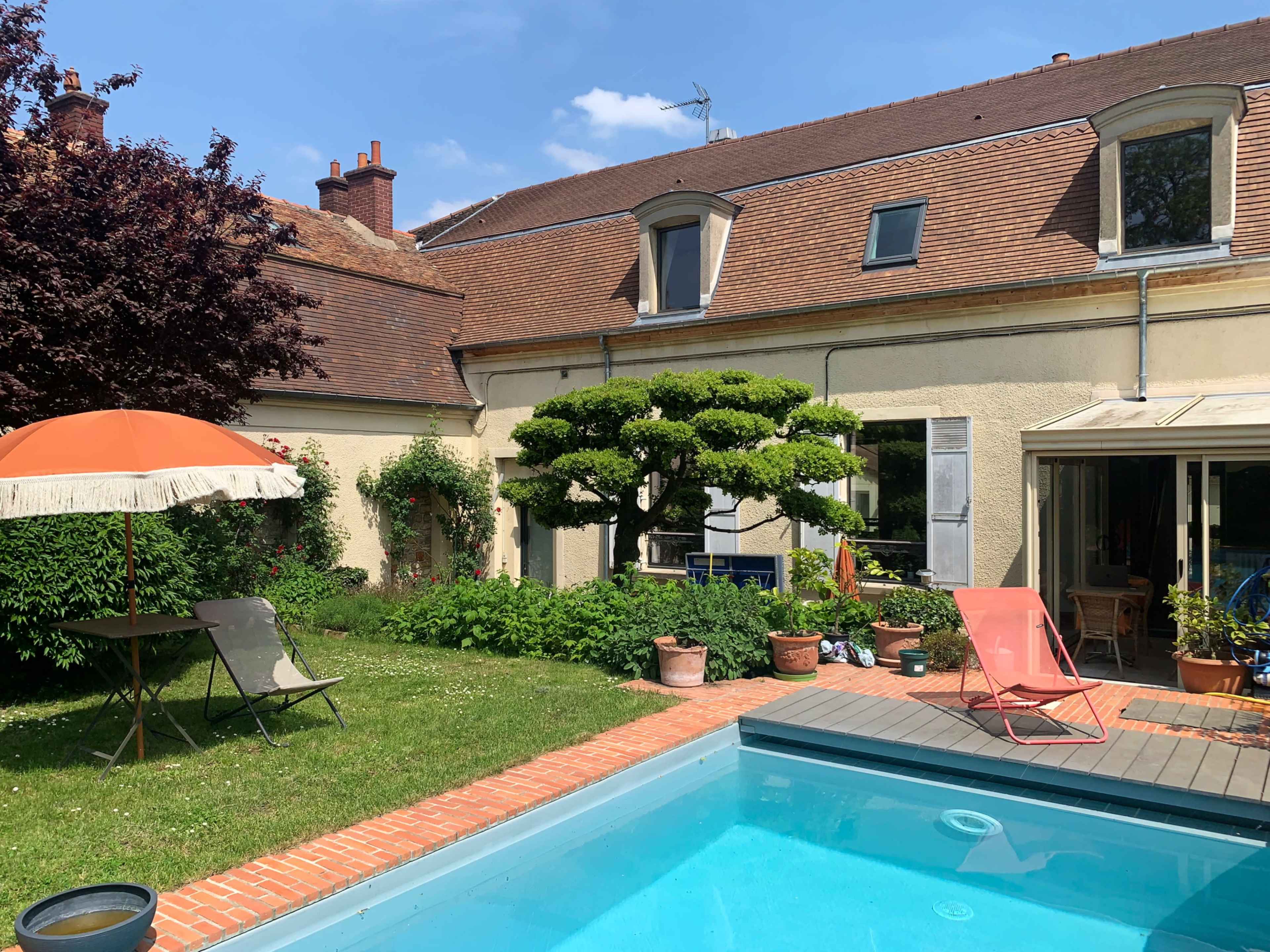 Charmant corps de Ferme du XVIIe siècle avec salon et véranda donnant sur jardin et piscine. Image dans , Morangis, 