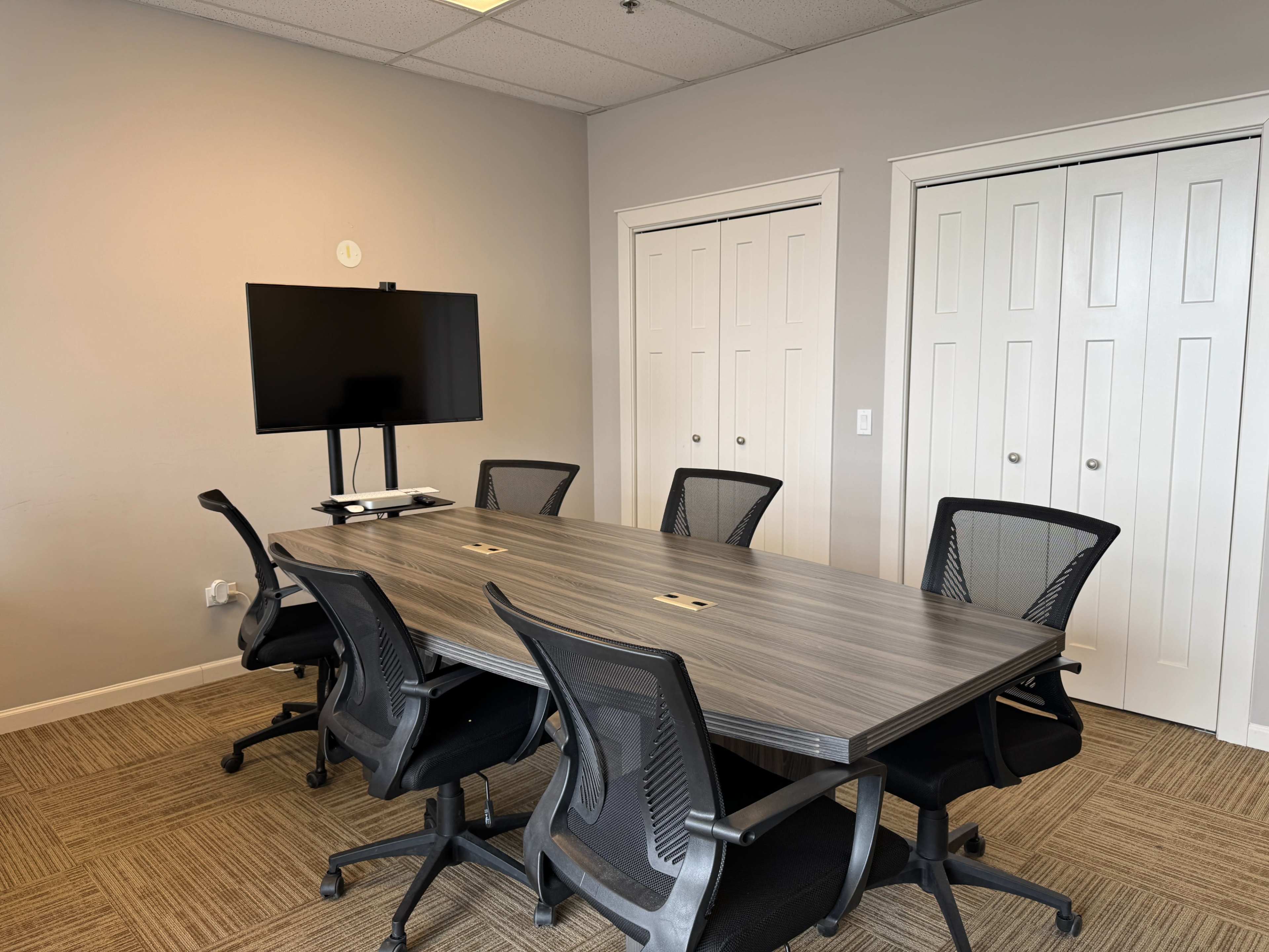 Clean and Contemporary Desk Space in a Business-Friendly Setting Image in Orland Township, Orland Park, IL