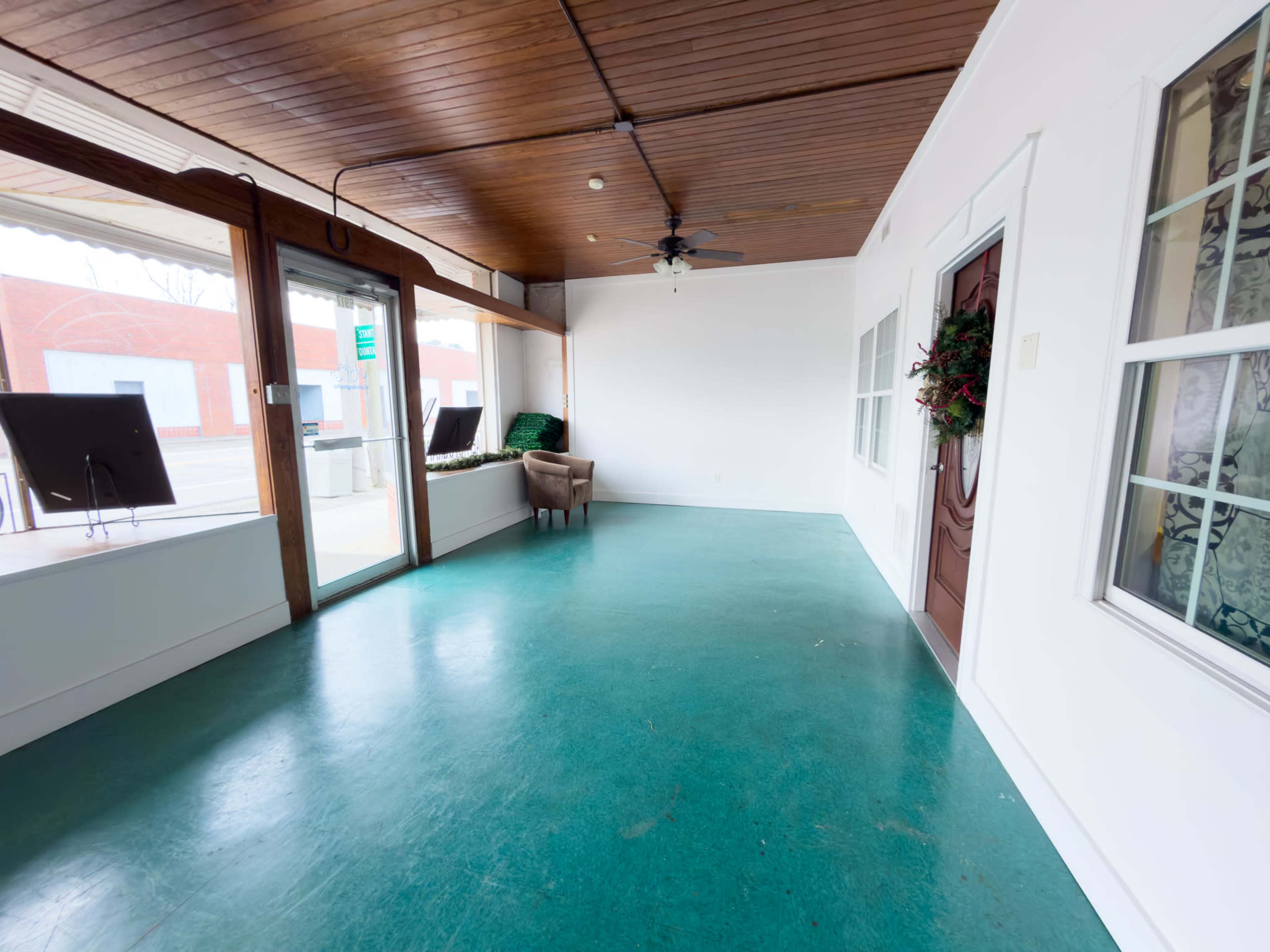 Suburban Unpolished Garage Image in Saratoga, Saratoga, NC