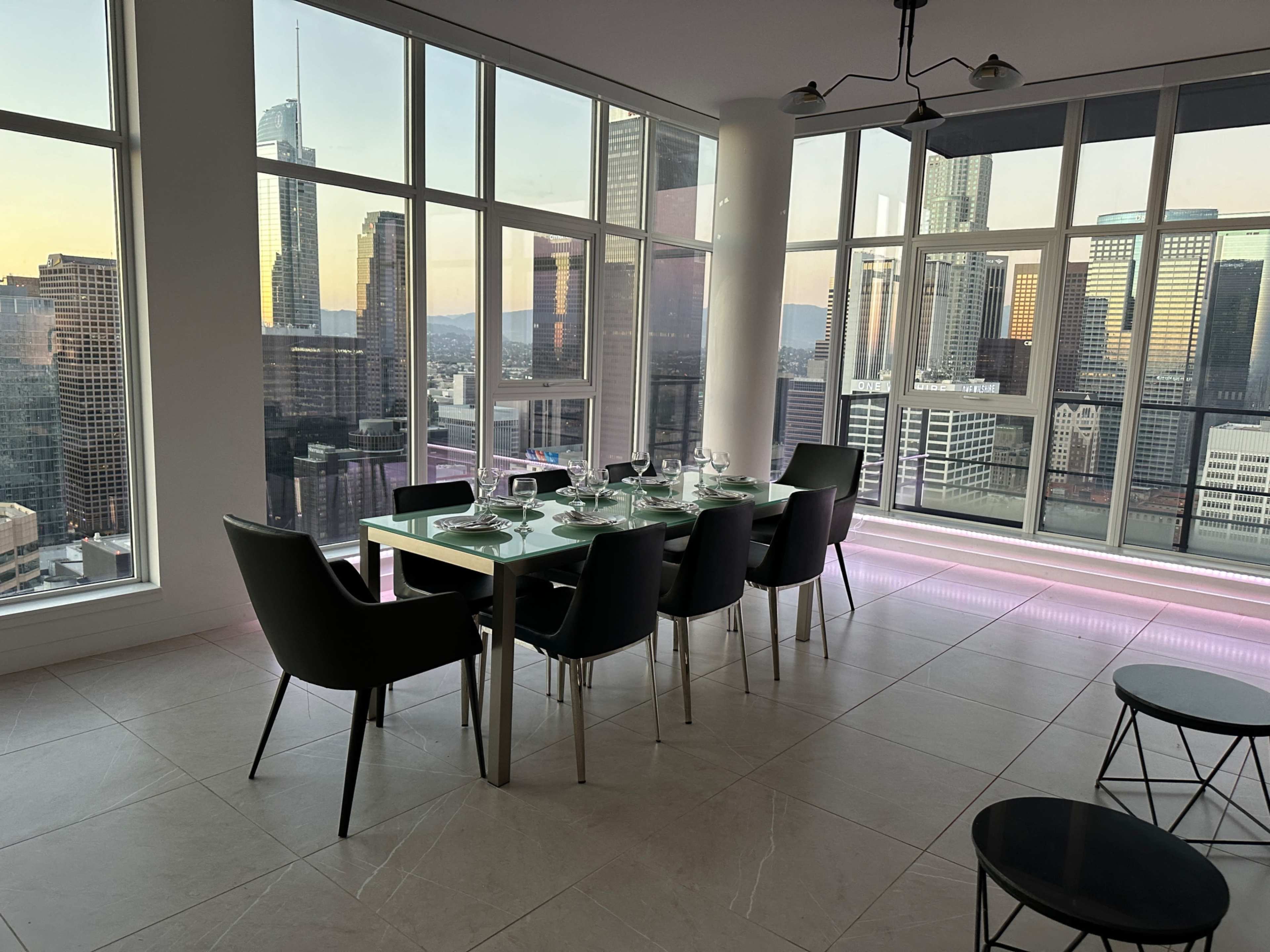 Skyline Townhouse: 3BR Penthouse ATL | CityView, Gym, Pool & Terrace ... - Penthouse View Apartment In Downtown Location