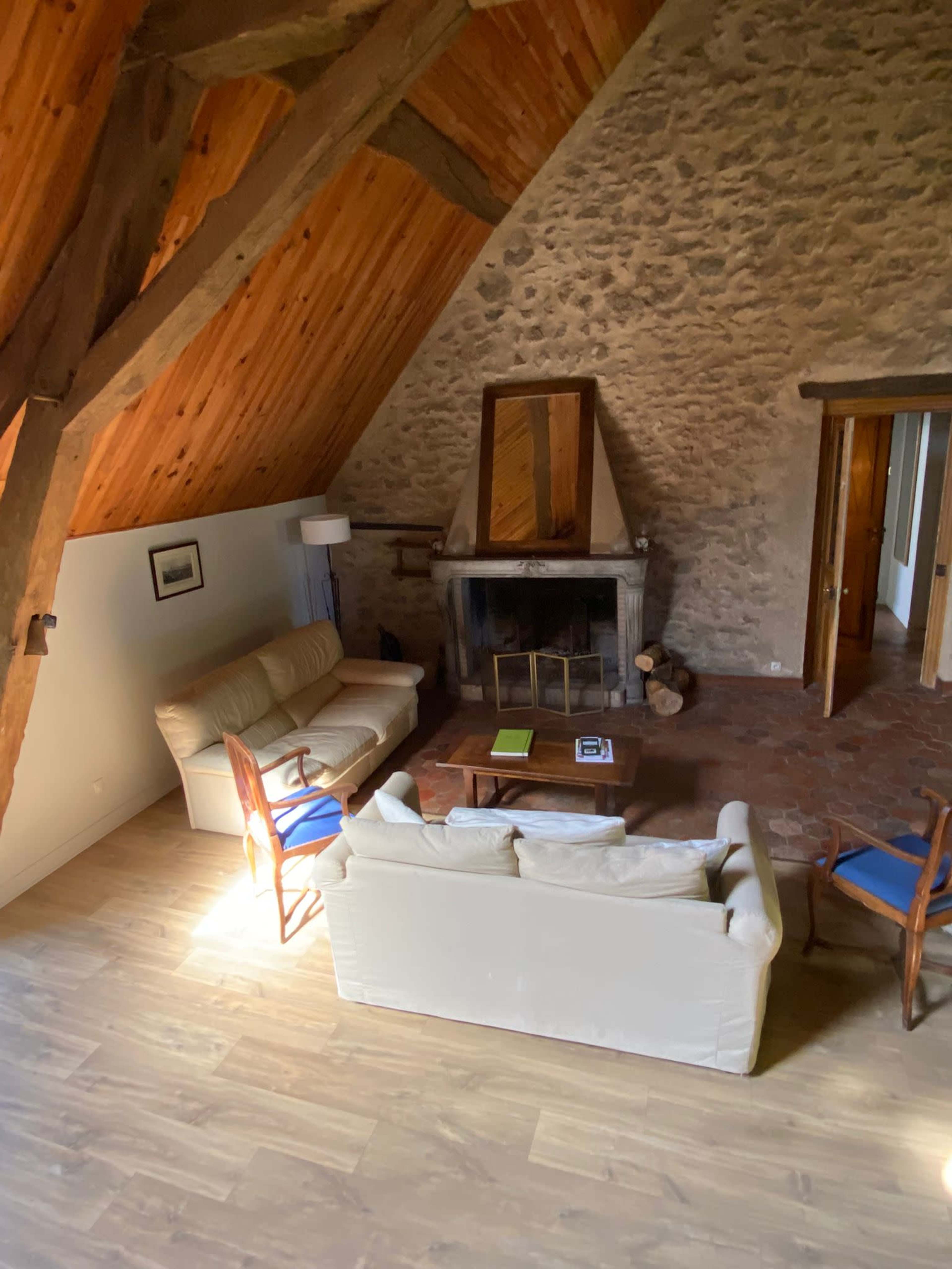 Elegant & Renovated Manor : in between city & nature Image dans , Avallon, 