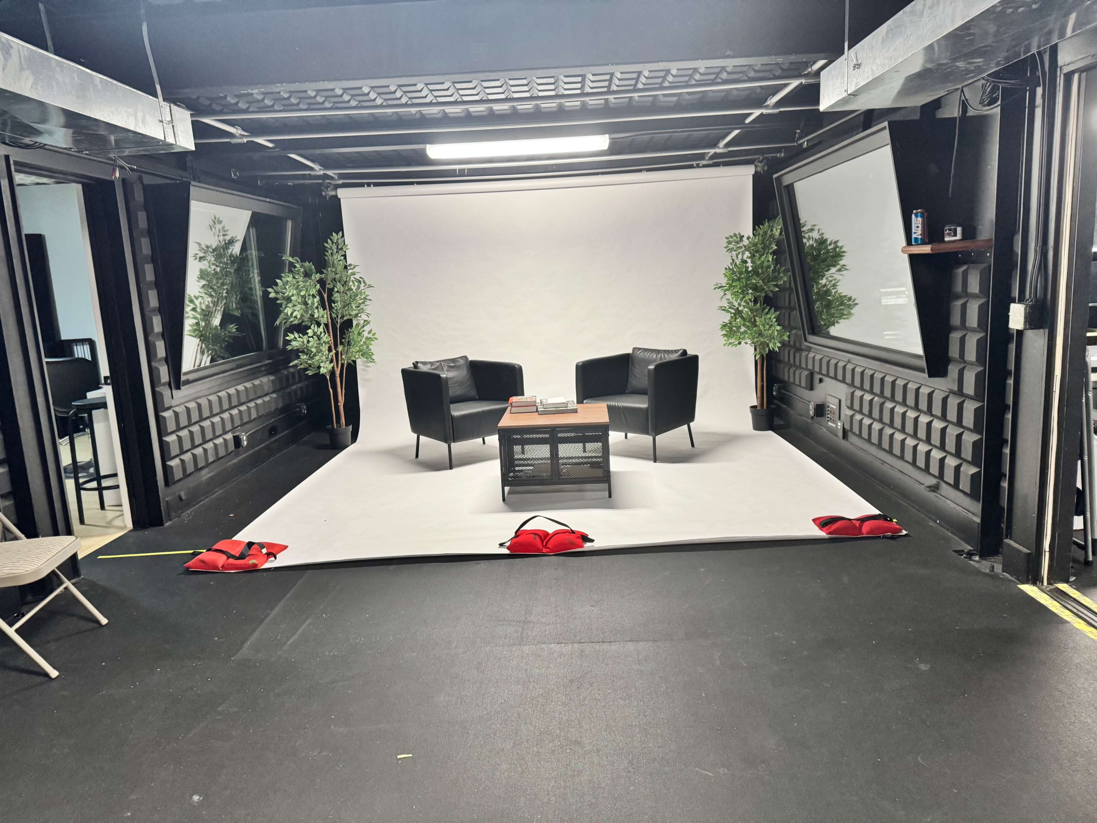 Video/photography studio w/ HMU room attached. Best for 1-2 person interview Image in Northern Waterfront, san fransisco, CA