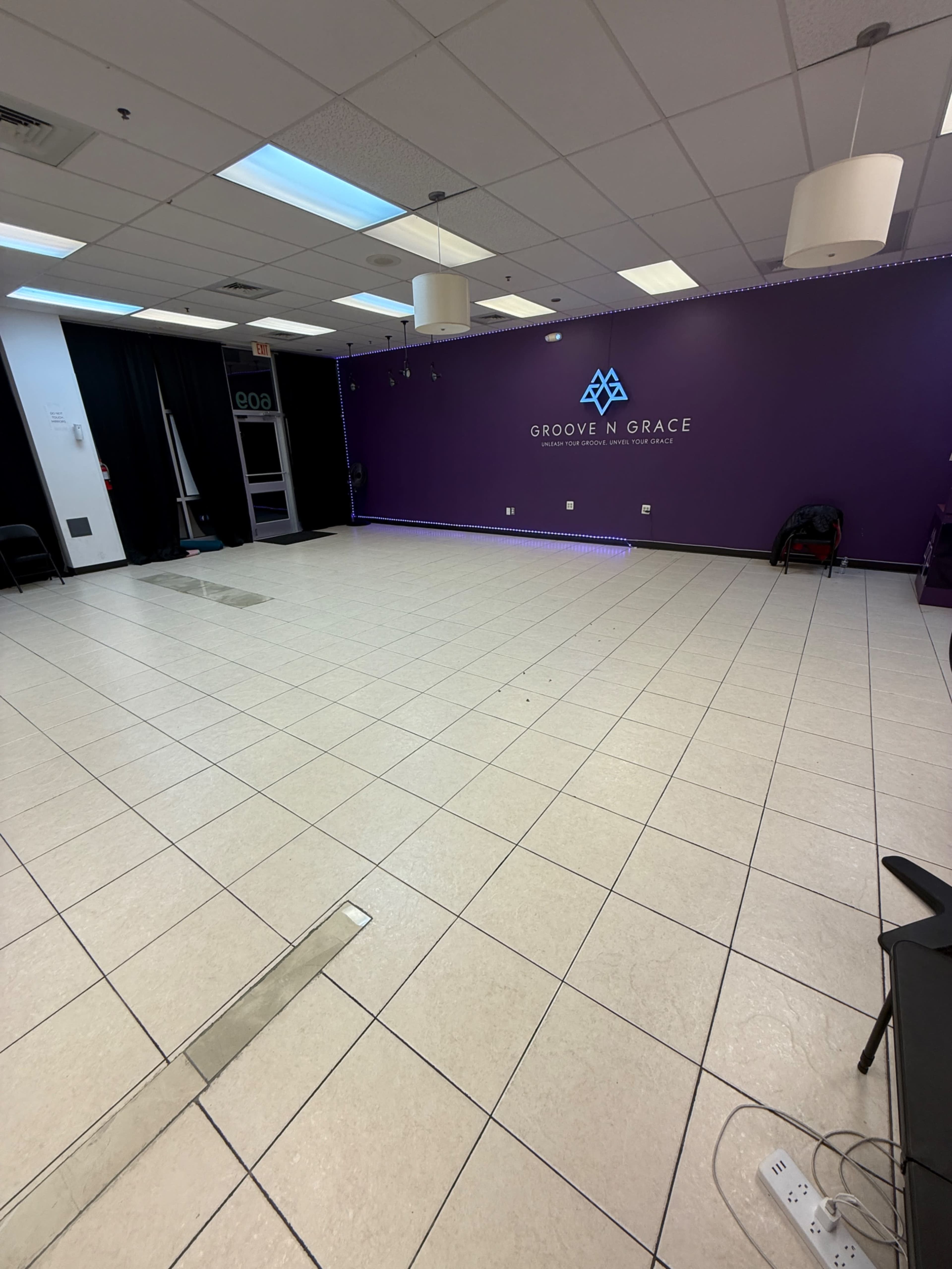 Large studio room Image in Herndon, Herndon, VA