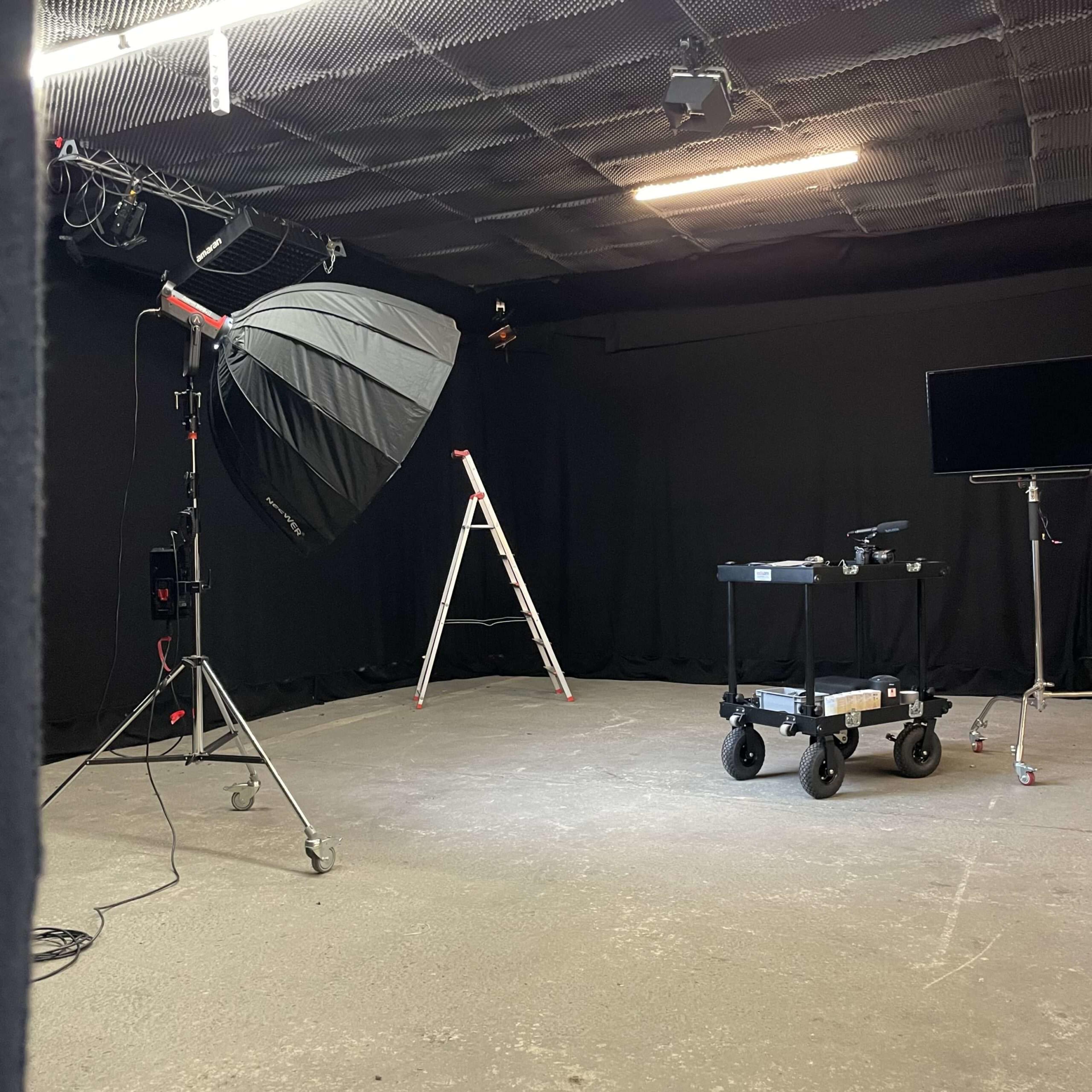 Lowbudget Mietstudio mit 9x6 Meter Blackbox, Licht- und Kameratechnik, Backstage-Charakter Image in , Euskirchen