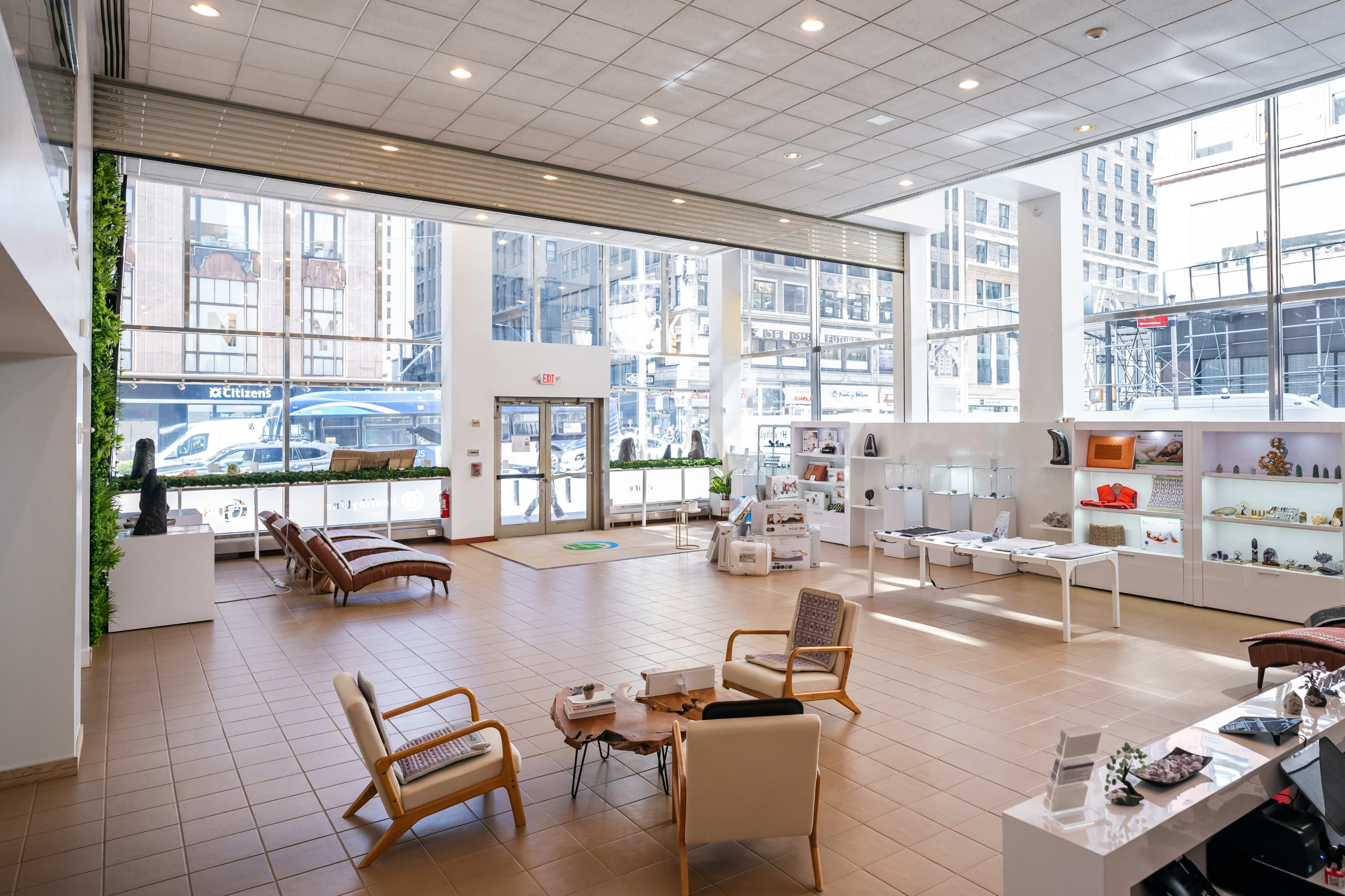 Stunning 1,700 Sq Ft Open-concept Showroom Image in Midtown Manhattan, New York, NY