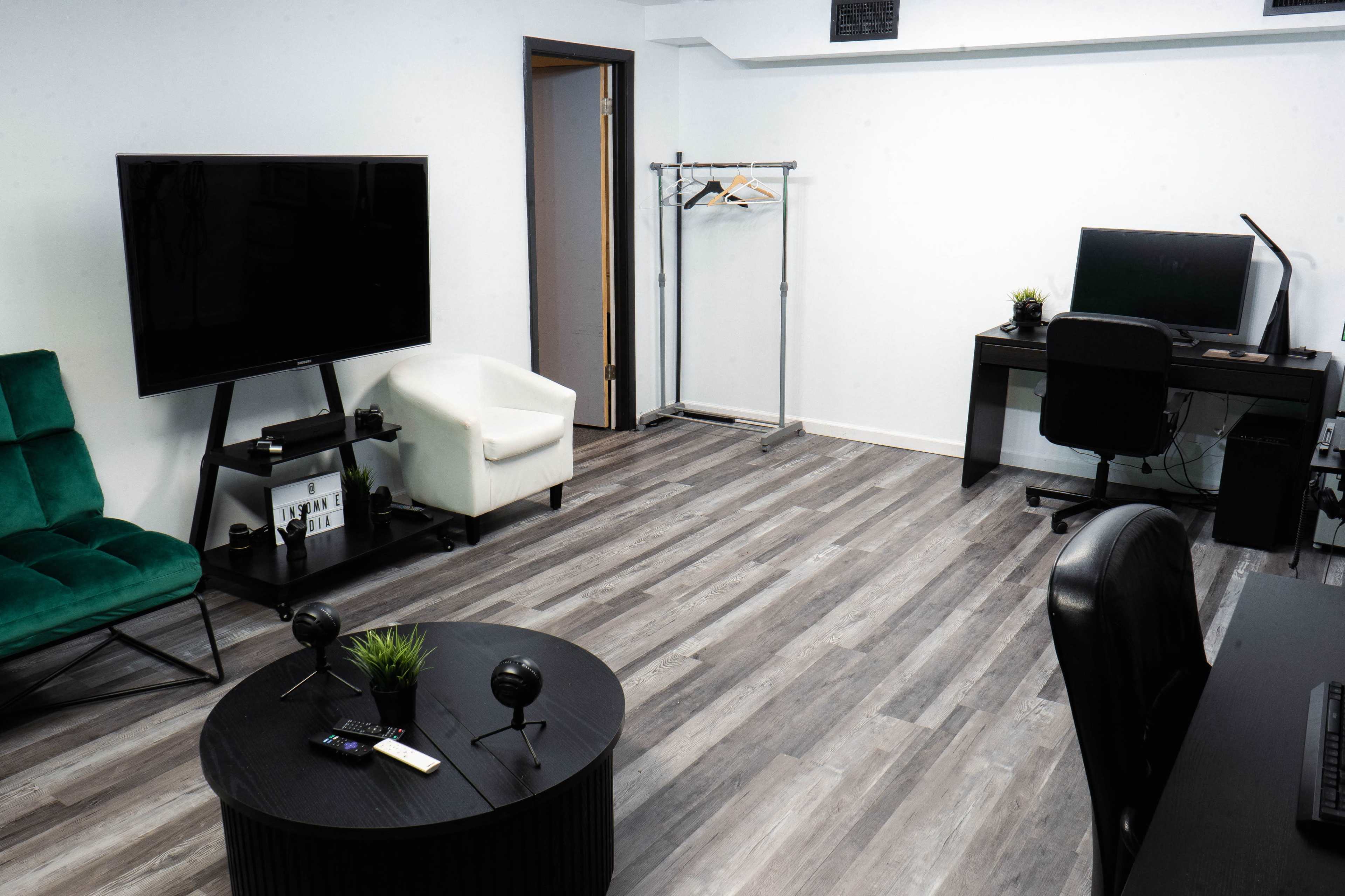 Versatile Podcast Room with TV Wall Image in Islip, Bay Shore, NY