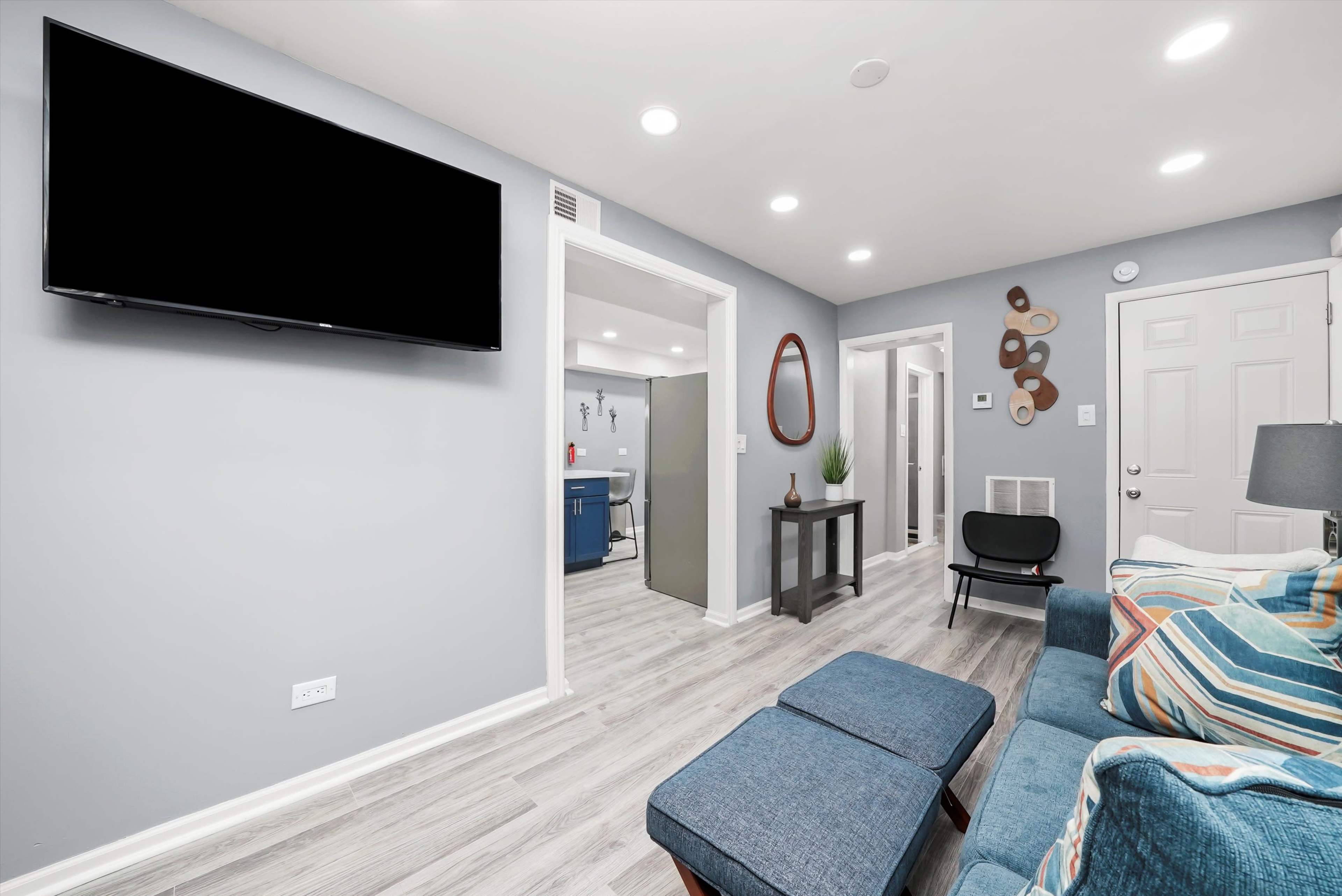 Woodlawn Oasis: Book Your Lake Shore Retreat Today! Image in Woodlawn, Chicago, IL